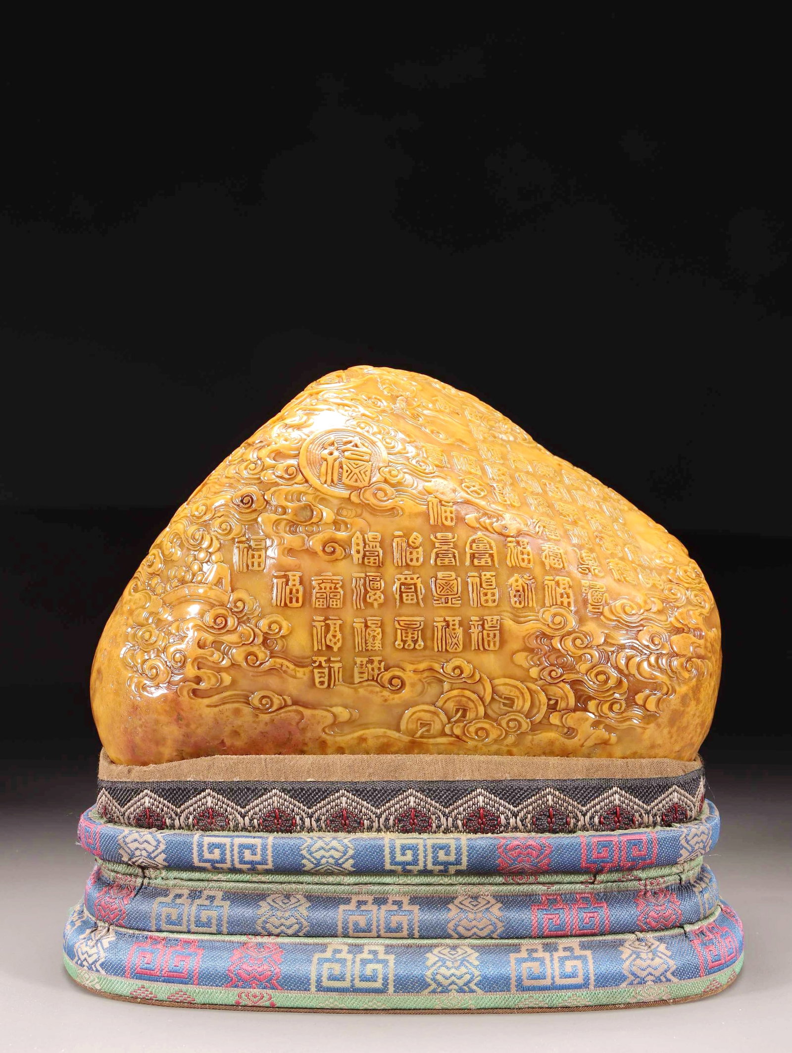 A SHOUSHAN TIANHUANG STONE CARVED FORTUNE AND PROSPERITY ORNAMENT: A SHOUSHAN TIANHUANG STONE CARVED FORTUNE AND PROSPERITY ORNAMENT H:13CM,L:18CM,W:9CM