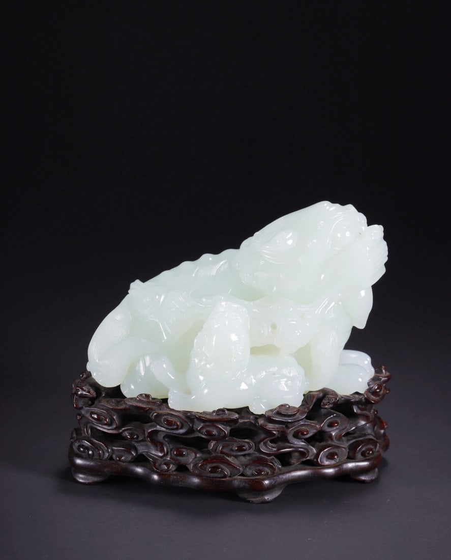 A HETIAN JADE GRAND MASTER AND YOUNG MASTER ORNAMENT: A HETIAN JADE GRAND MASTER AND YOUNG MASTER ORNAMENT 9.5*6.3*6.5CM