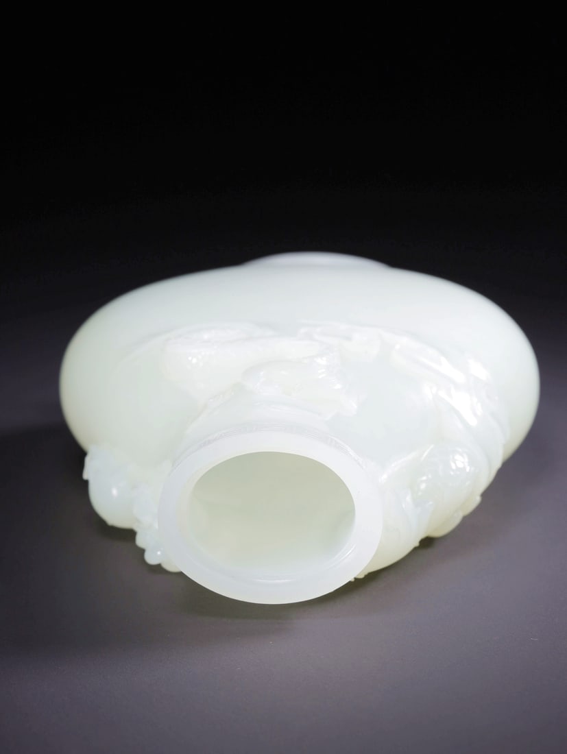 A HETIAN WHITE JADE DRAGON PATTERN VASE - 5