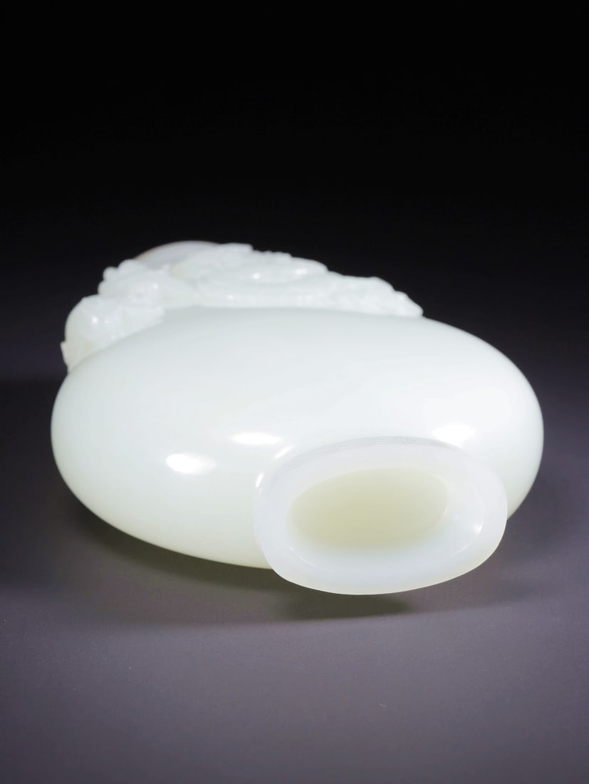 A HETIAN WHITE JADE DRAGON PATTERN VASE - 6