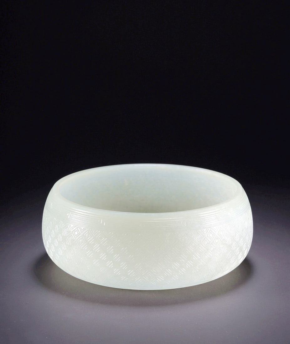 A HETIAN JADE THIN-WALLED THUNDER PATTERN WASHER: A HETIAN JADE THIN-WALLED THUNDER PATTERN WASHER D:17CM,H:6.5CM