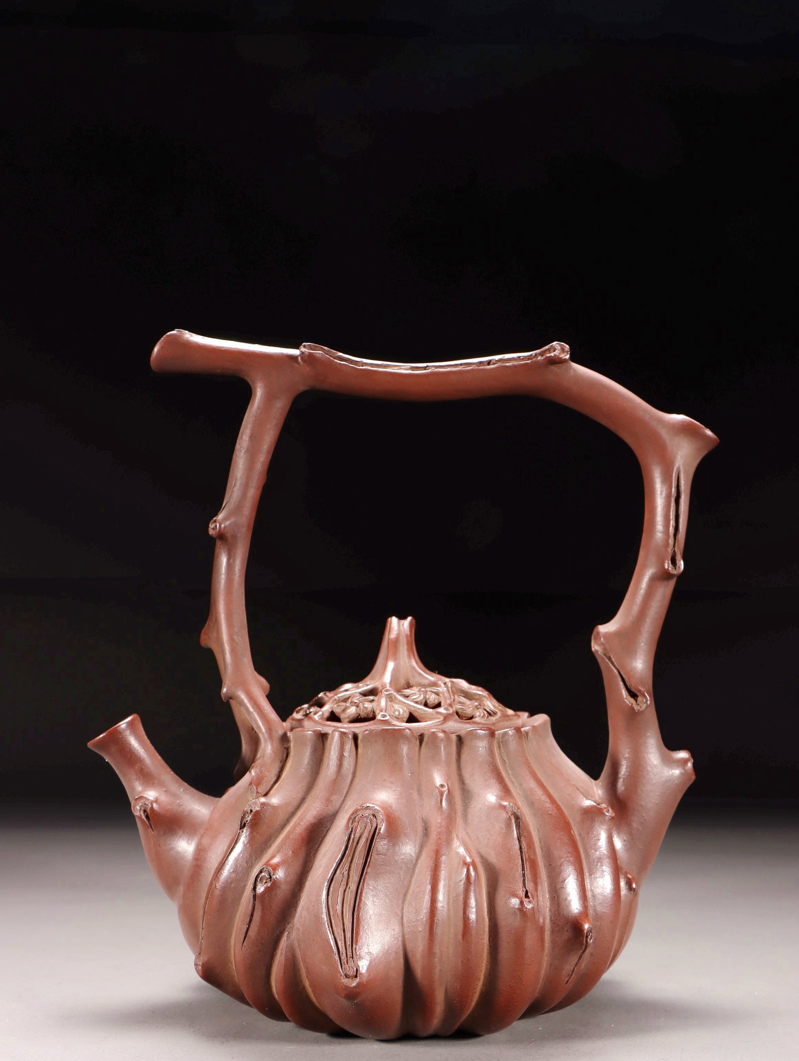 A MINGYUAN MARK PURPLE CLAY BIONIC TREE STUMP THREE-BRANCH TEAPOT: A MINGYUAN MARK PURPLE CLAY BIONIC TREE STUMP THREE-BRANCH TEAPOT H:20.5CM,L:17.5CM,W:13CM