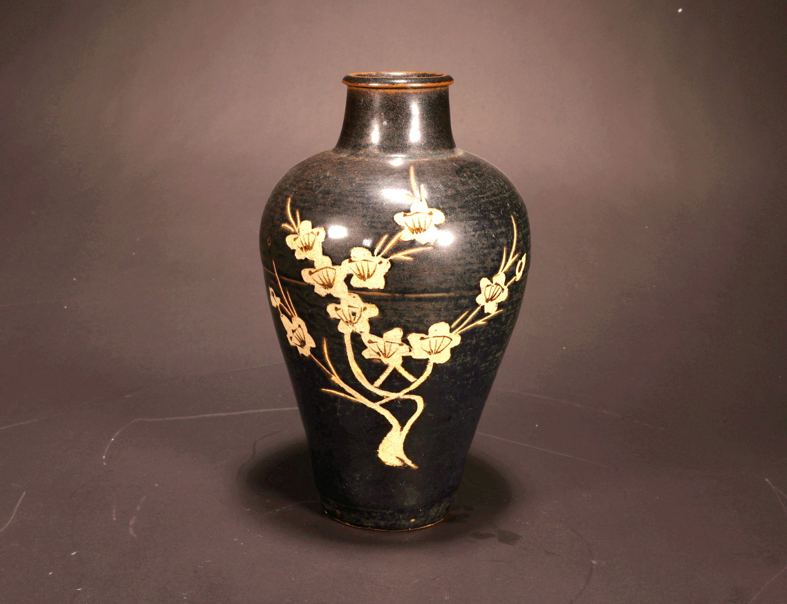 A JI ZHOU KILN SUGAR-GLAZED CARVED VASE,MEI: A JI ZHOU KILN SUGAR-GLAZED CARVED VASE,MEI H:20CM,D:6CM