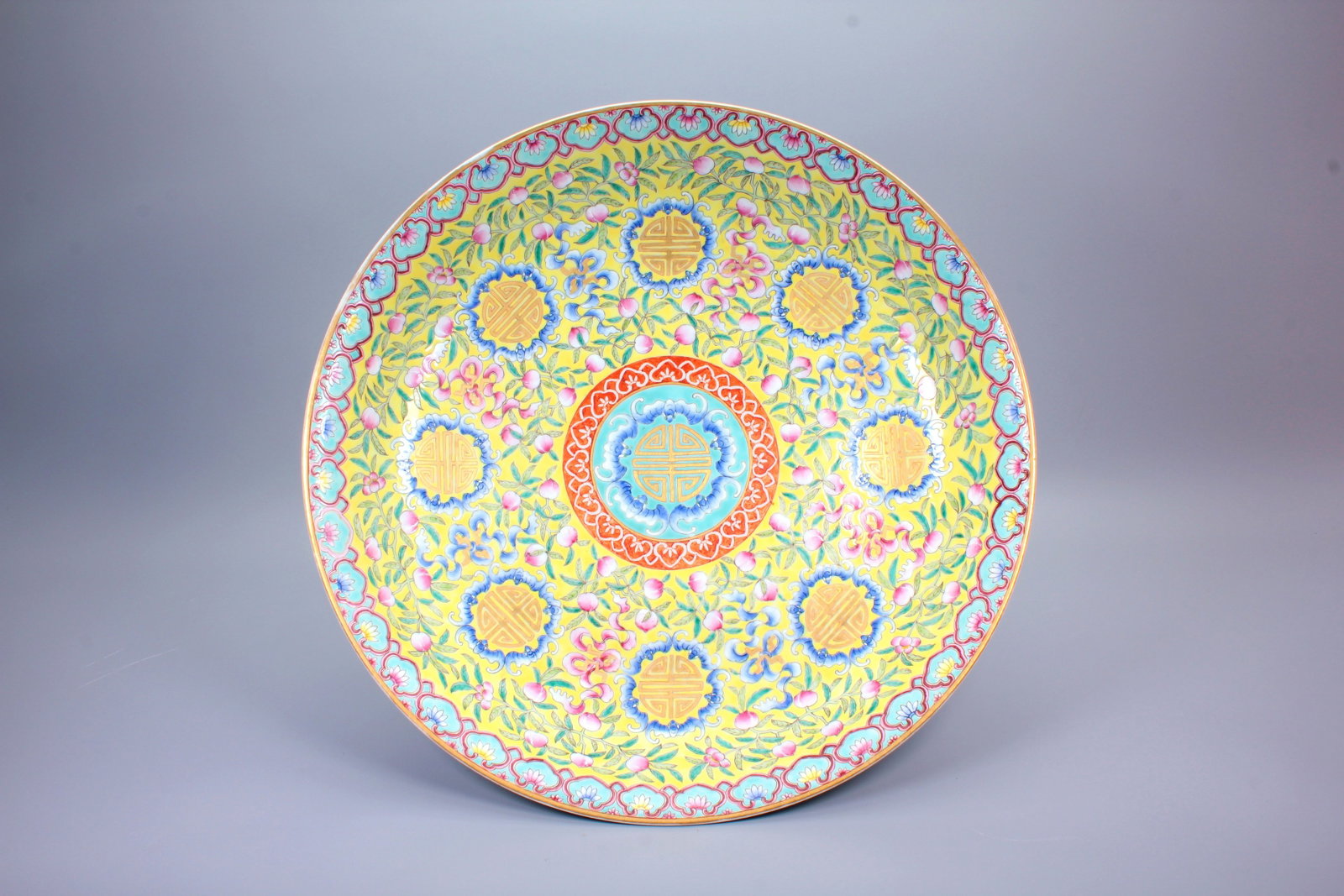 A GREEN GROUND FAMILLE ROSE AUSPICIOUSNESS AND LONGEVITY DISH: A GREEN GROUND FAMILLE ROSE AUSPICIOUSNESS AND LONGEVITY DISH H:6.5CM,D:37CM