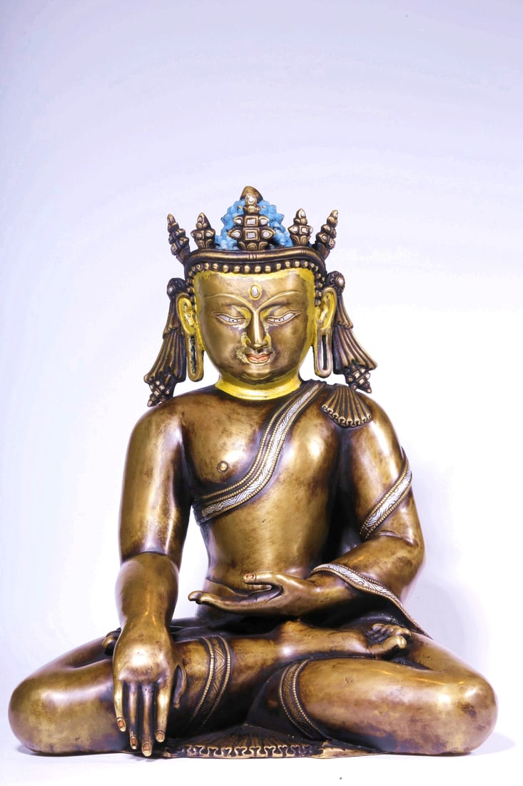 A BRONZE CLAY-FACED AKSHOBHYA SEATED BUDDHA: A BRONZE CLAY-FACED AKSHOBHYA SEATED BUDDHA H:30.5CM,L:26.5CM,W:18CM,4858G