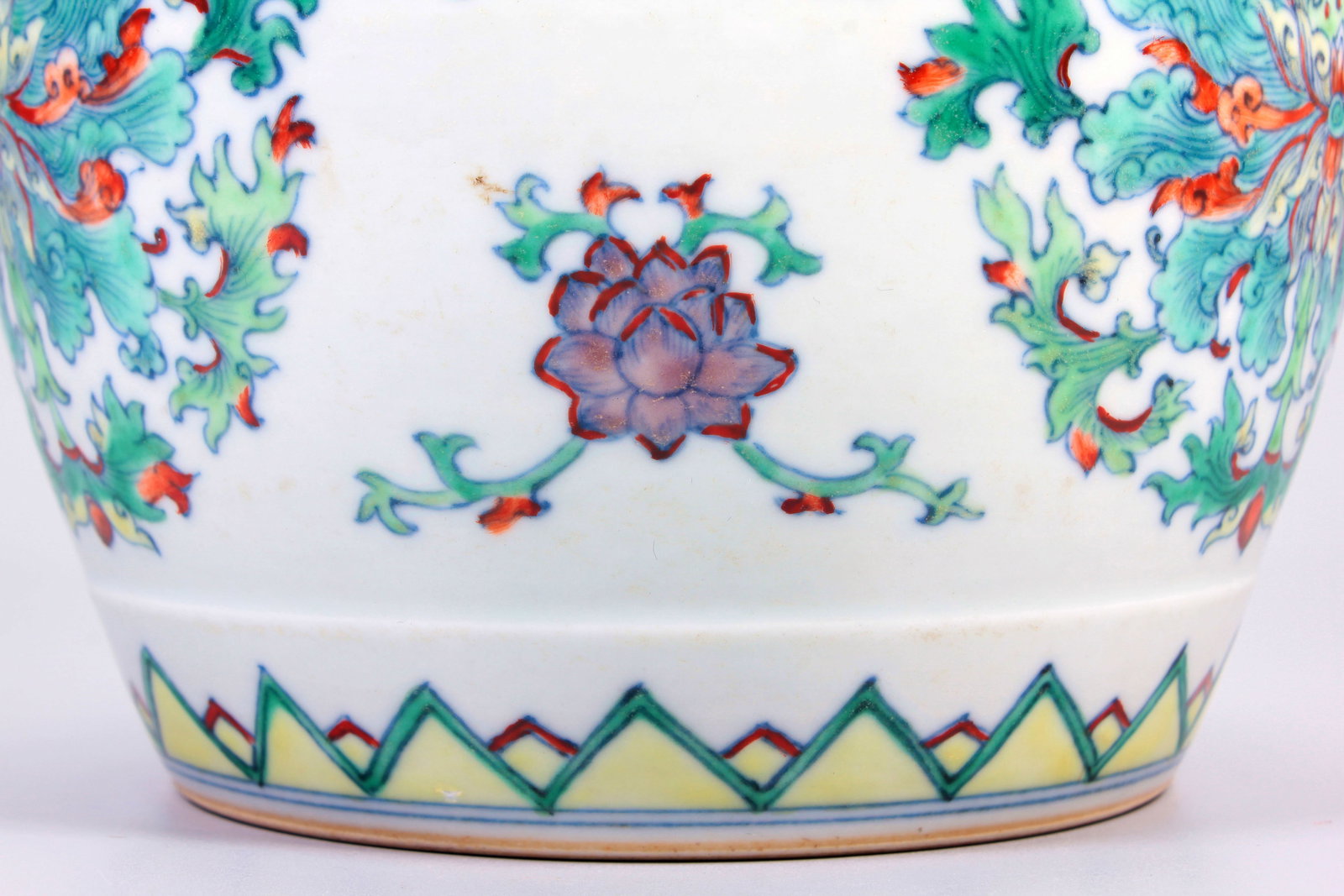 A DOUCAI FLOWER PATTERN EMBROIDERED STOOL - 5