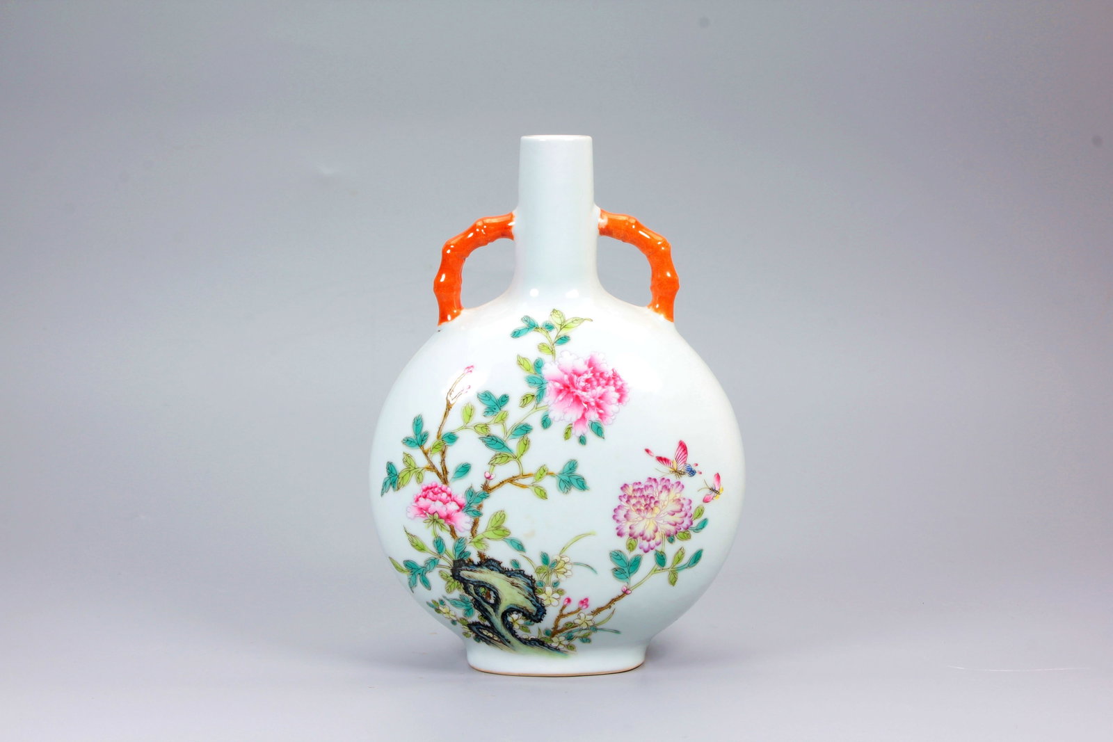 A ENAMEL COLOR BUTTERFLY LOVING FLOWER MOON FLASK: A ENAMEL COLOR BUTTERFLY LOVING FLOWER MOON FLASK H:18.8CM,W:13.5CM