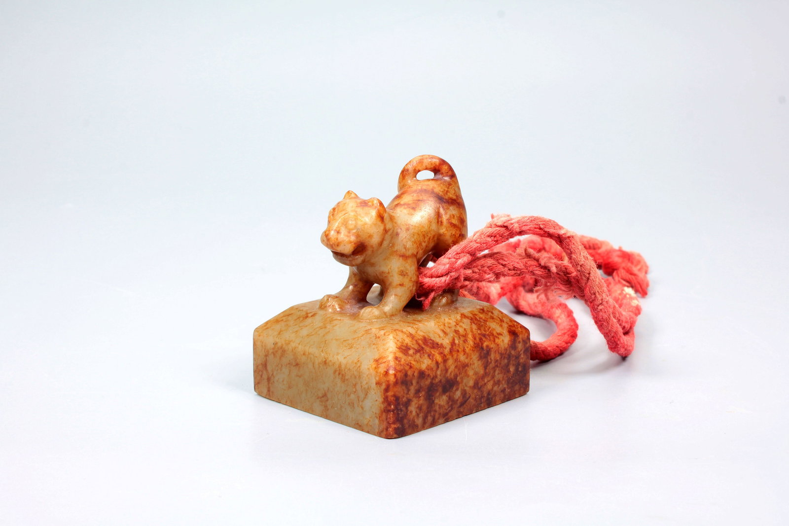 A HETIAN JADE TIGER KNOB SEAL: A HETIAN JADE TIGER KNOB SEAL H:6CM,5*5CM