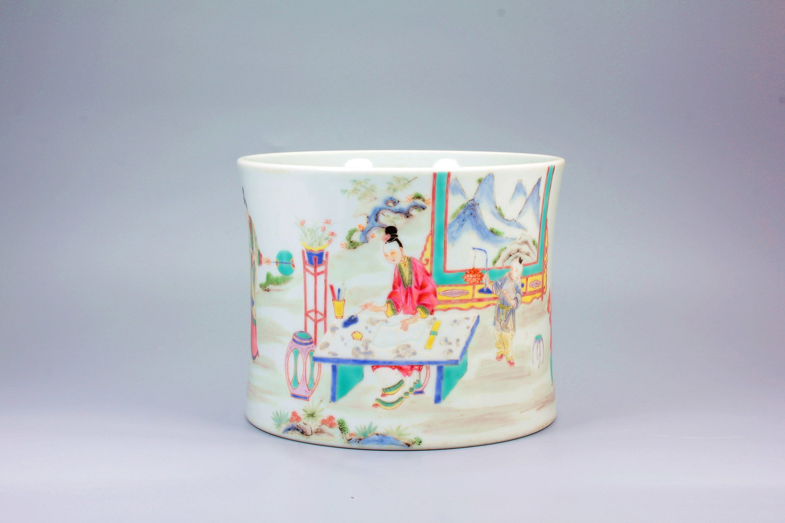 A FAMILLE ROSE TEACHING THE THREE LADIES FIGURE BRUSH POT: A FAMILLE ROSE TEACHING THE THREE LADIES FIGURE BRUSH POT H:15.5CM,D:19.5CM