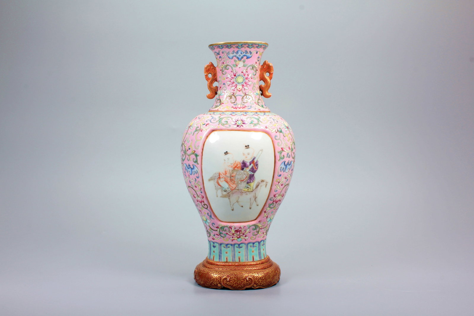 A FAMILLE ROSE OPENWORK BOY PLAY DOUBLE-HANDLED VASE: A FAMILLE ROSE OPENWORK BOY PLAY DOUBLE-HANDLED VASE H:23CM,W:11CM