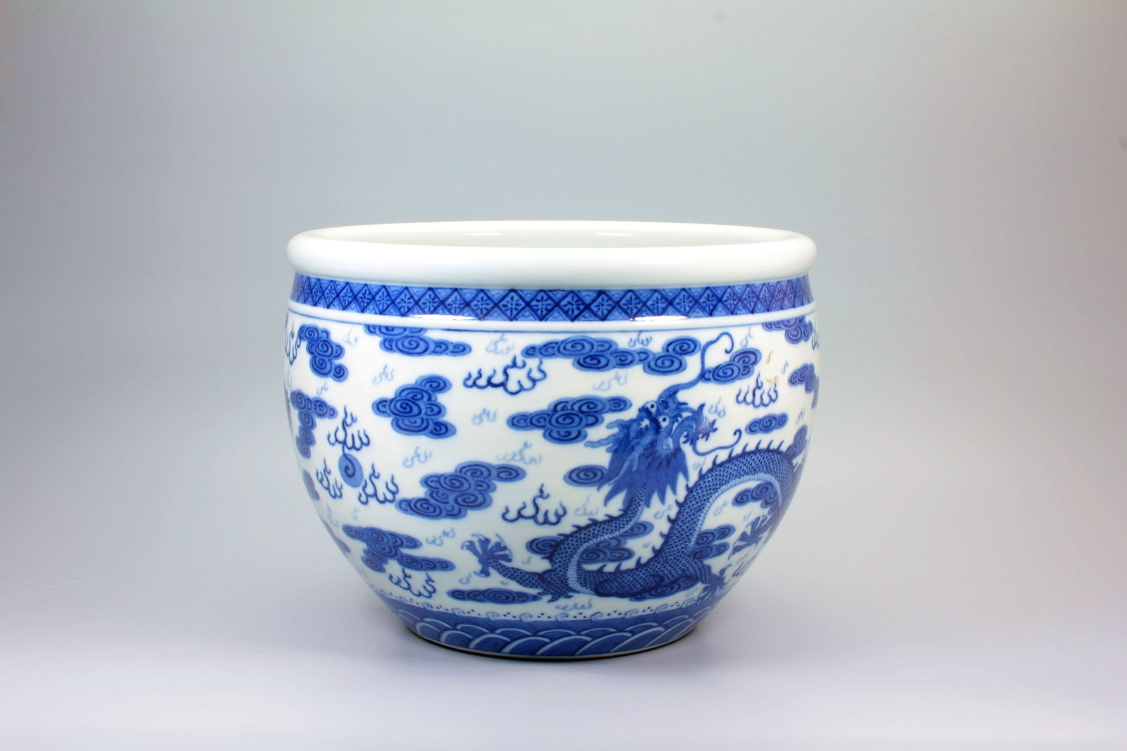 A BLUE AND WHITE DOUBLE DRAGON CHASING PEARLS HUGE CYLINDER JAR: A BLUE AND WHITE DOUBLE DRAGON CHASING PEARLS HUGE CYLINDER JAR H:23CM,D:30.5CM