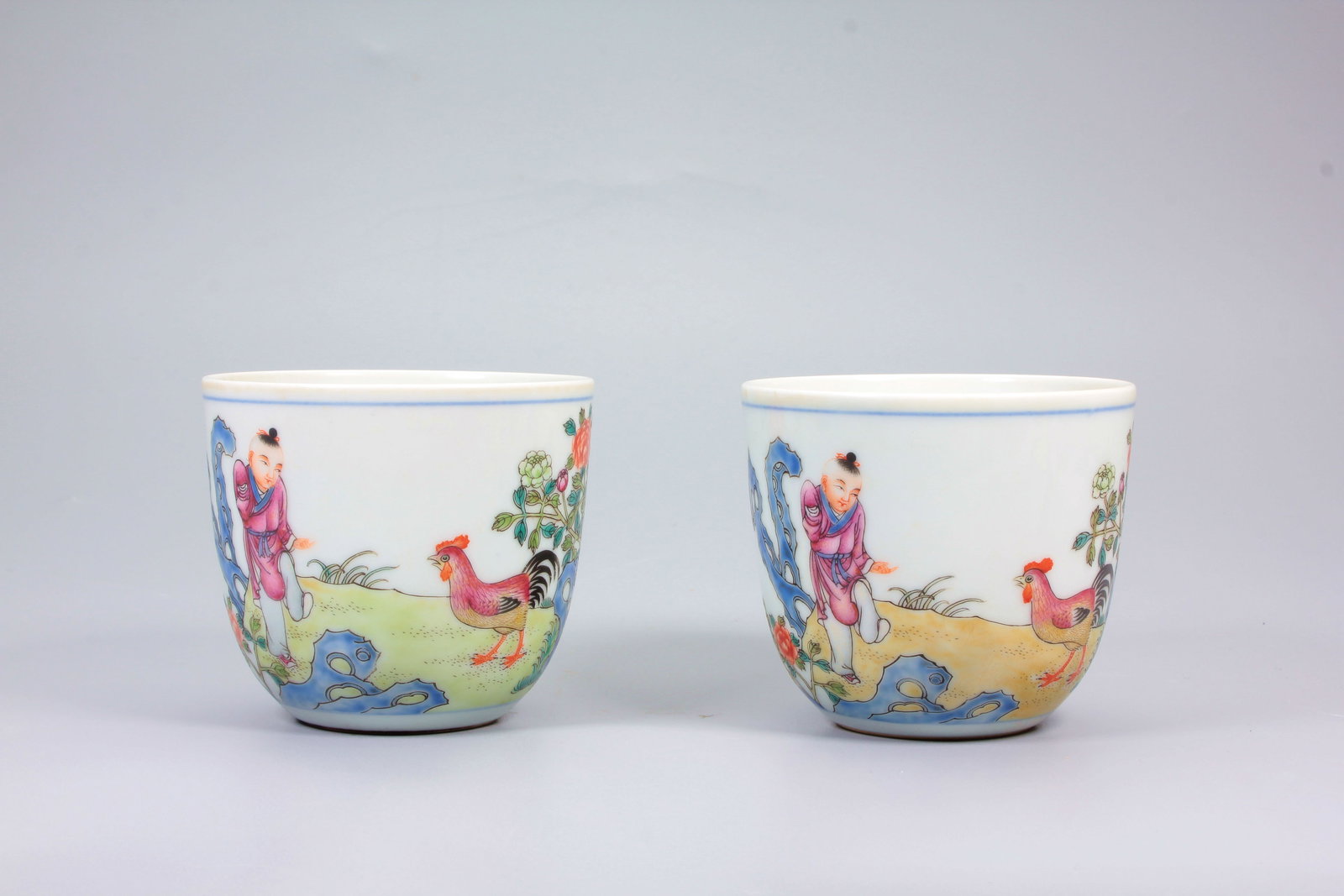 A PAIR OF FAMILLE ROSE ROOSTER CUPS: A PAIR OF FAMILLE ROSE ROOSTER CUPS H:7CM,D:8CM