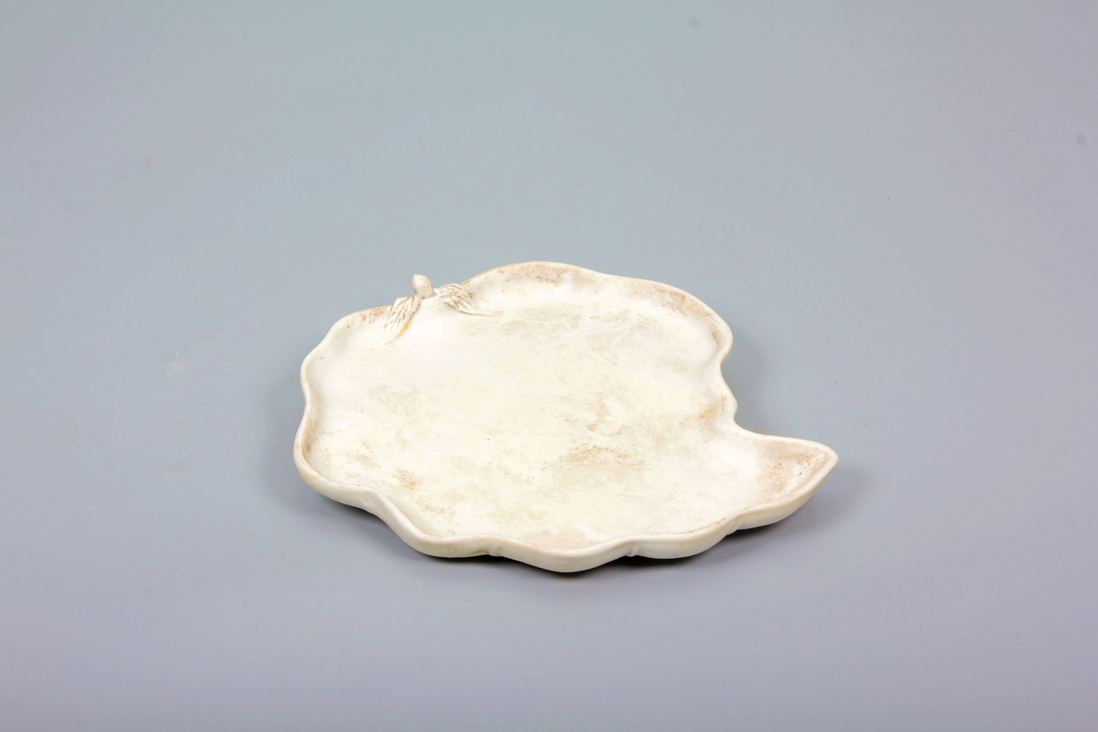 A REVERSE PORCELAIN STACKED CARVED LEAF-SHAPED BRUSH LICKING TOOL: A REVERSE PORCELAIN STACKED CARVED LEAF-SHAPED BRUSH LICKING TOOL H:1.5CM,L:11.2CM,W:10.5CM