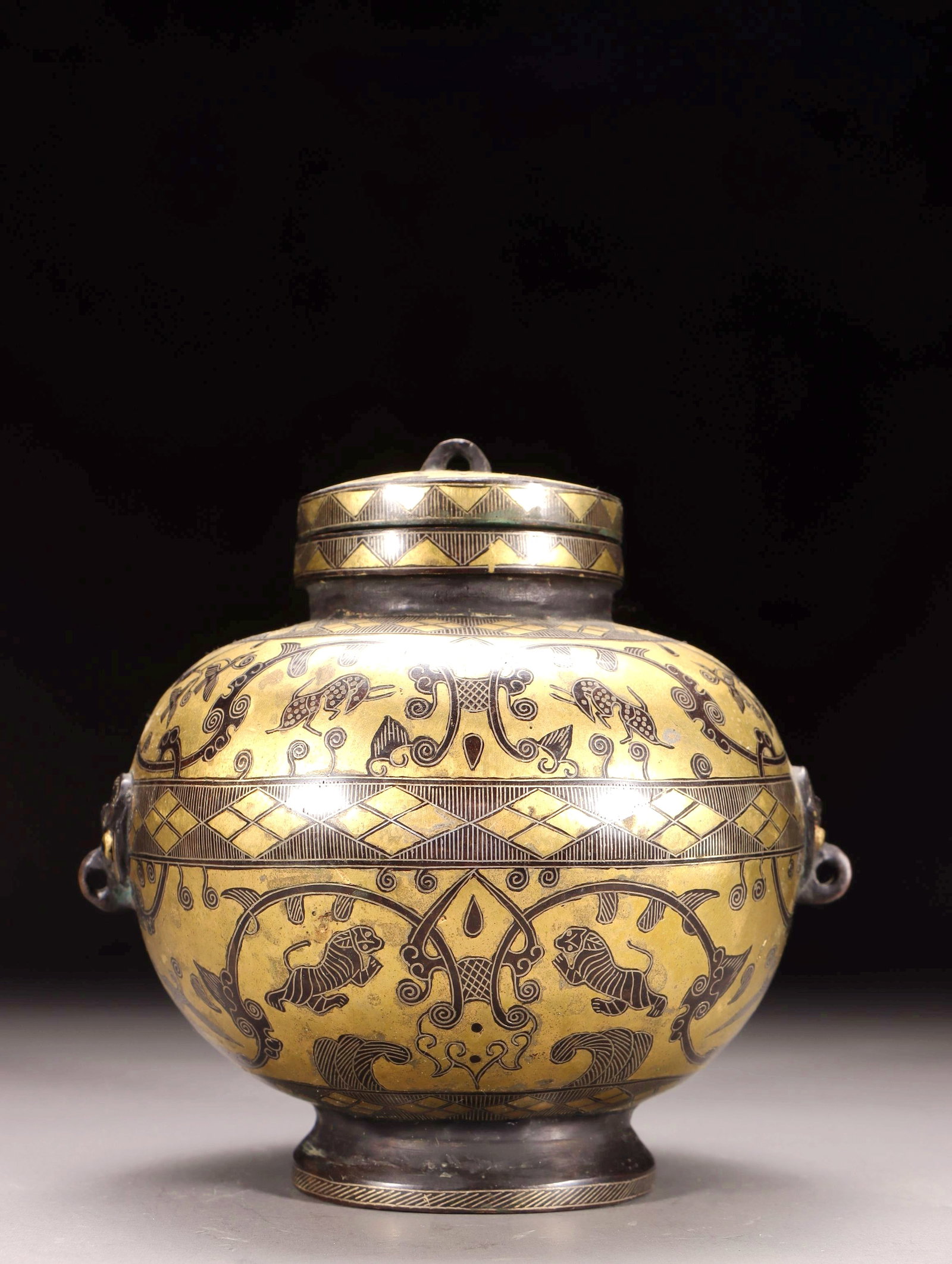 A BRONZE GOLD-INLAID SILVER COVERED JAR (1 of 9)
