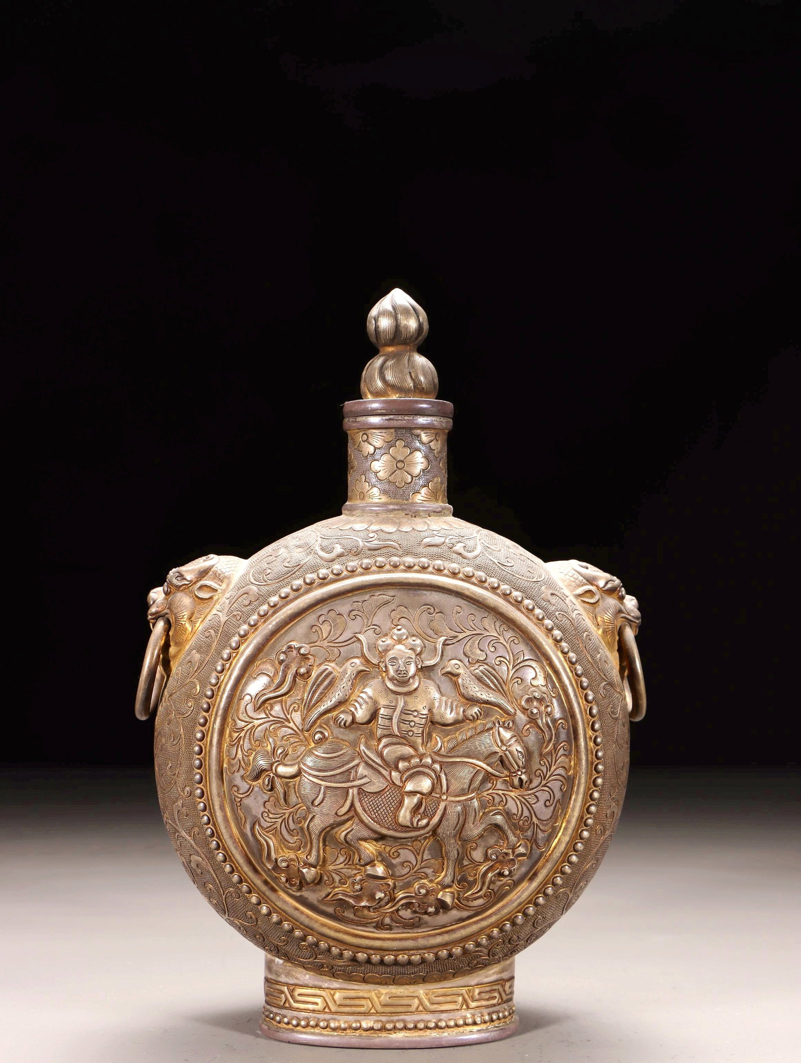 A SILVER GILT LION-EAR ENGRAVED HUNTER AND PREY WINE POT: A SILVER GILT LION-EAR ENGRAVED HUNTER AND PREY WINE POT H:20CM,L:13CM,W:8.5CM