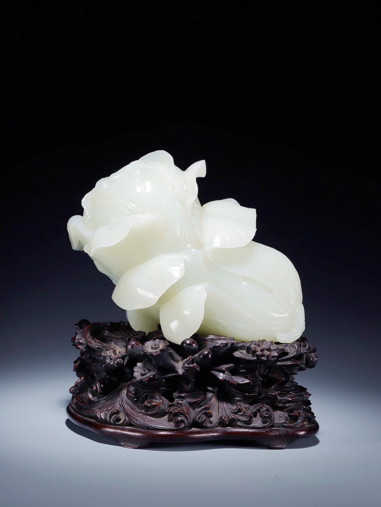 A HETIAN JADE CHINESE CABBAGE ORNAMENT: A HETIAN JADE CHINESE CABBAGE ORNAMENT 15*11.6*10.5CM