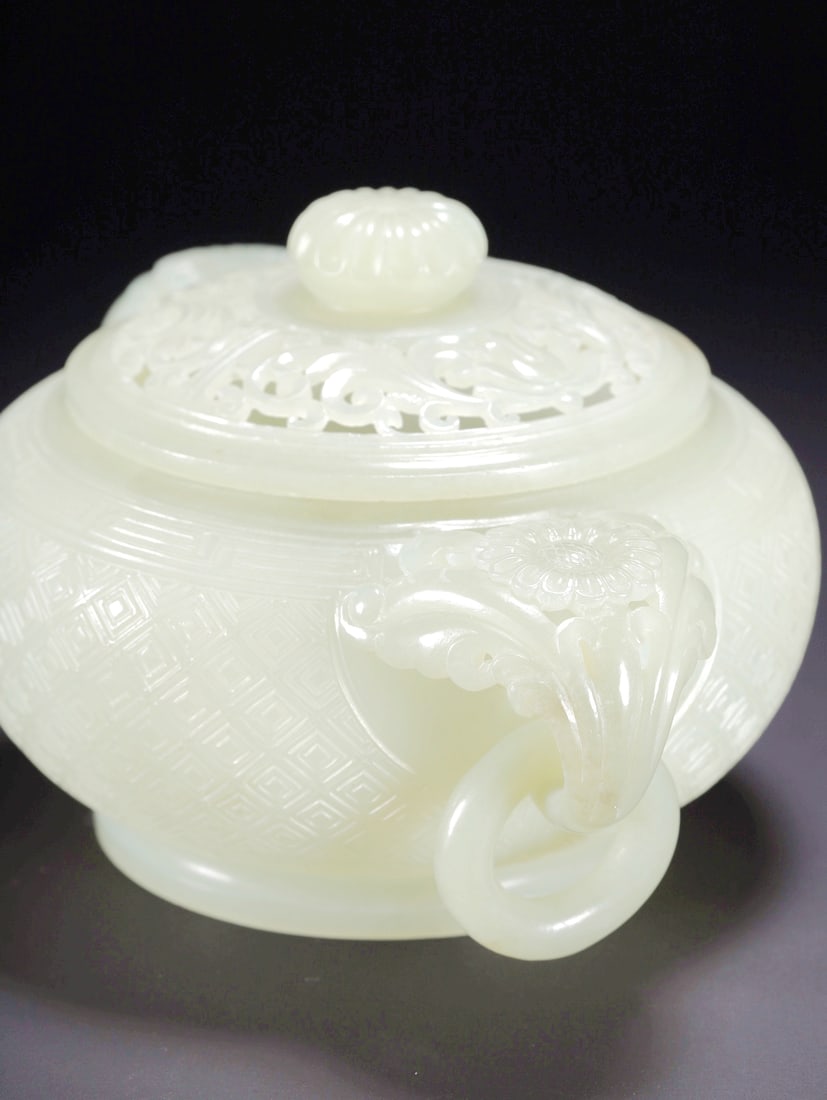 A HETIAN JADE PASSIONFLOWER PATTERN LOOSE RING CENSER - 12