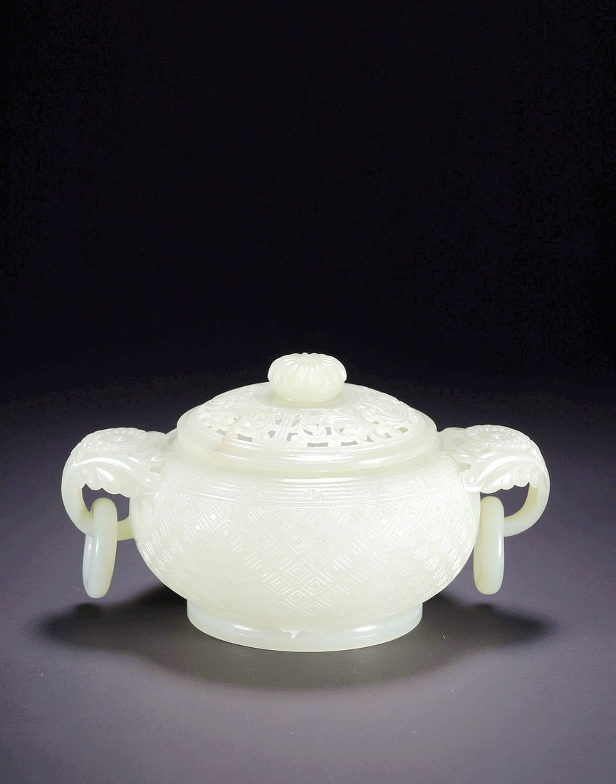 A HETIAN JADE PASSIONFLOWER PATTERN LOOSE RING CENSER: A HETIAN JADE PASSIONFLOWER PATTERN LOOSE RING CENSER 13.8*10*7.5CM
