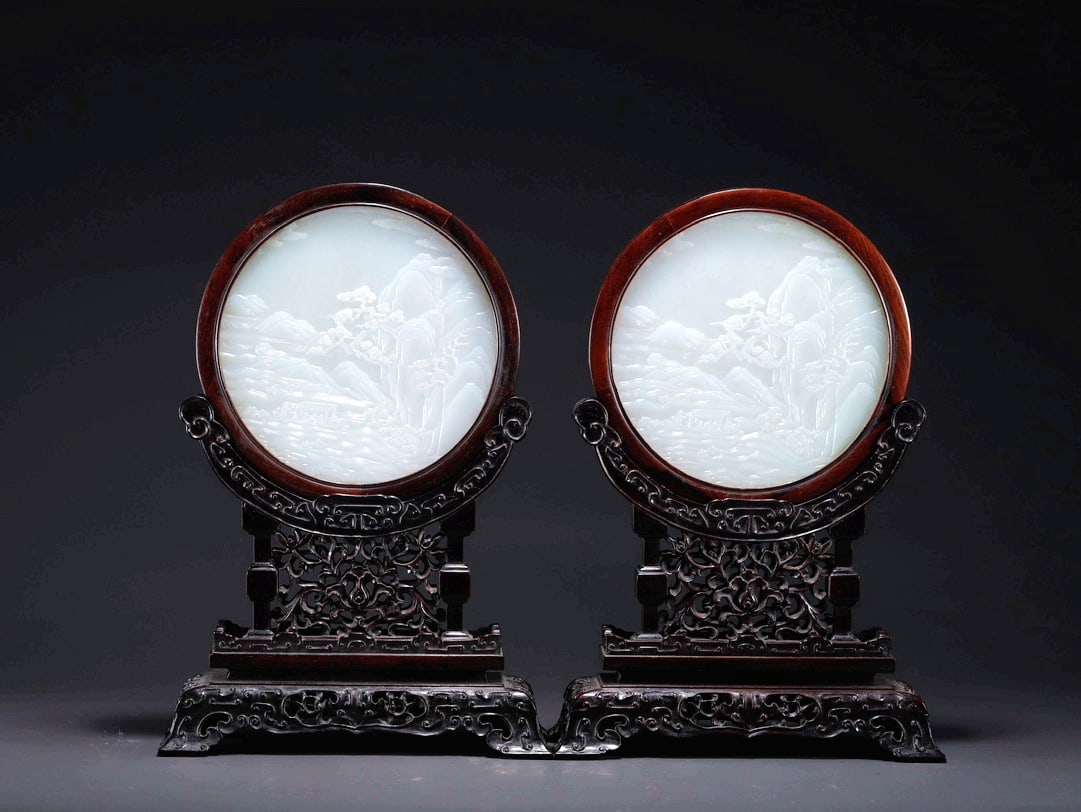 A PAIR OF HETIAN JADE TABLE SCREENS: A PAIR OF HETIAN JADE TABLE SCREENS H:29.5CM,D:14CM