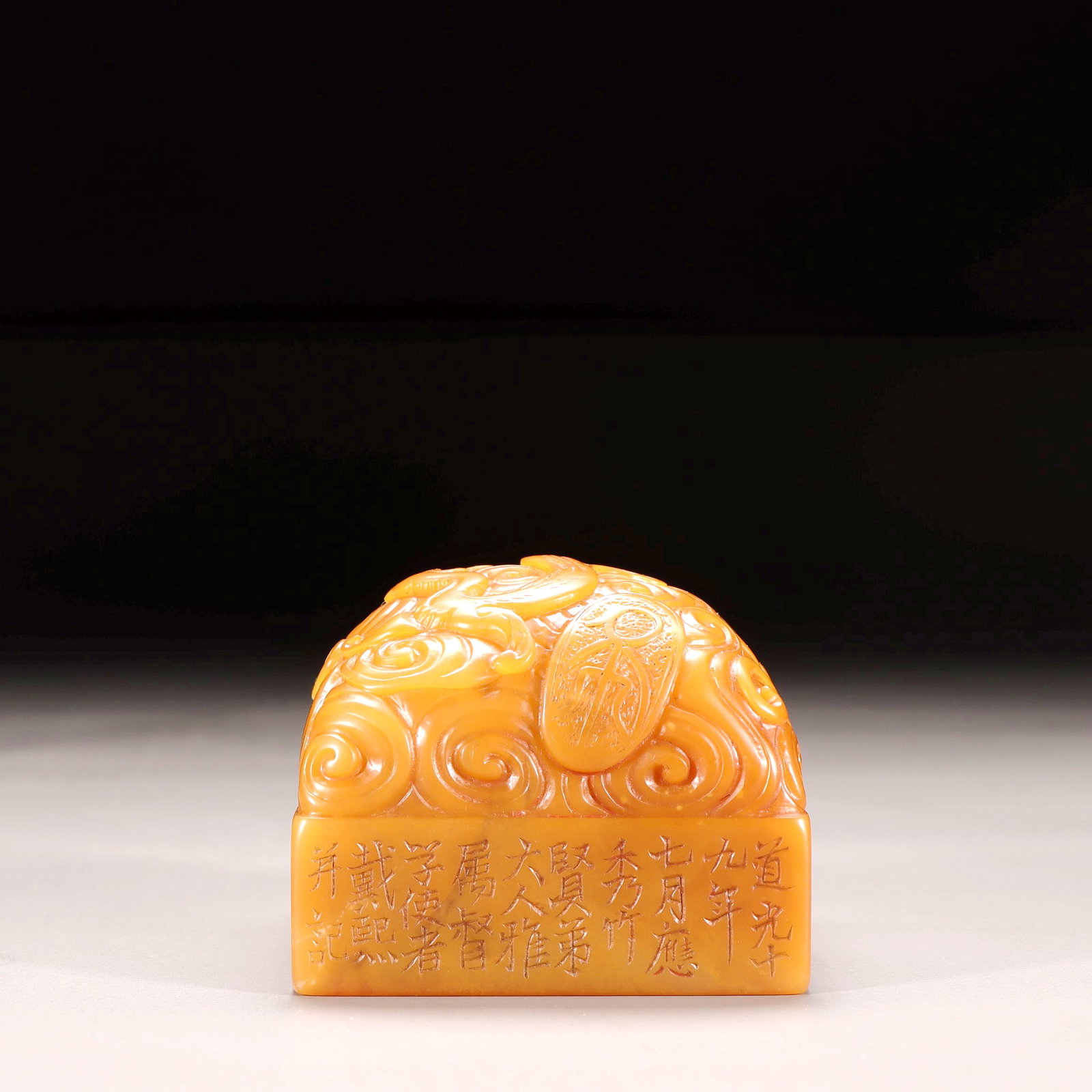 A SHOUSHAN TIANHUANG STONE CARVED DRAGON PATTERN SEAL: A SHOUSHAN TIANHUANG STONE CARVED DRAGON PATTERN SEAL H:4.7CM,L:5.6CM,W:5.6CM