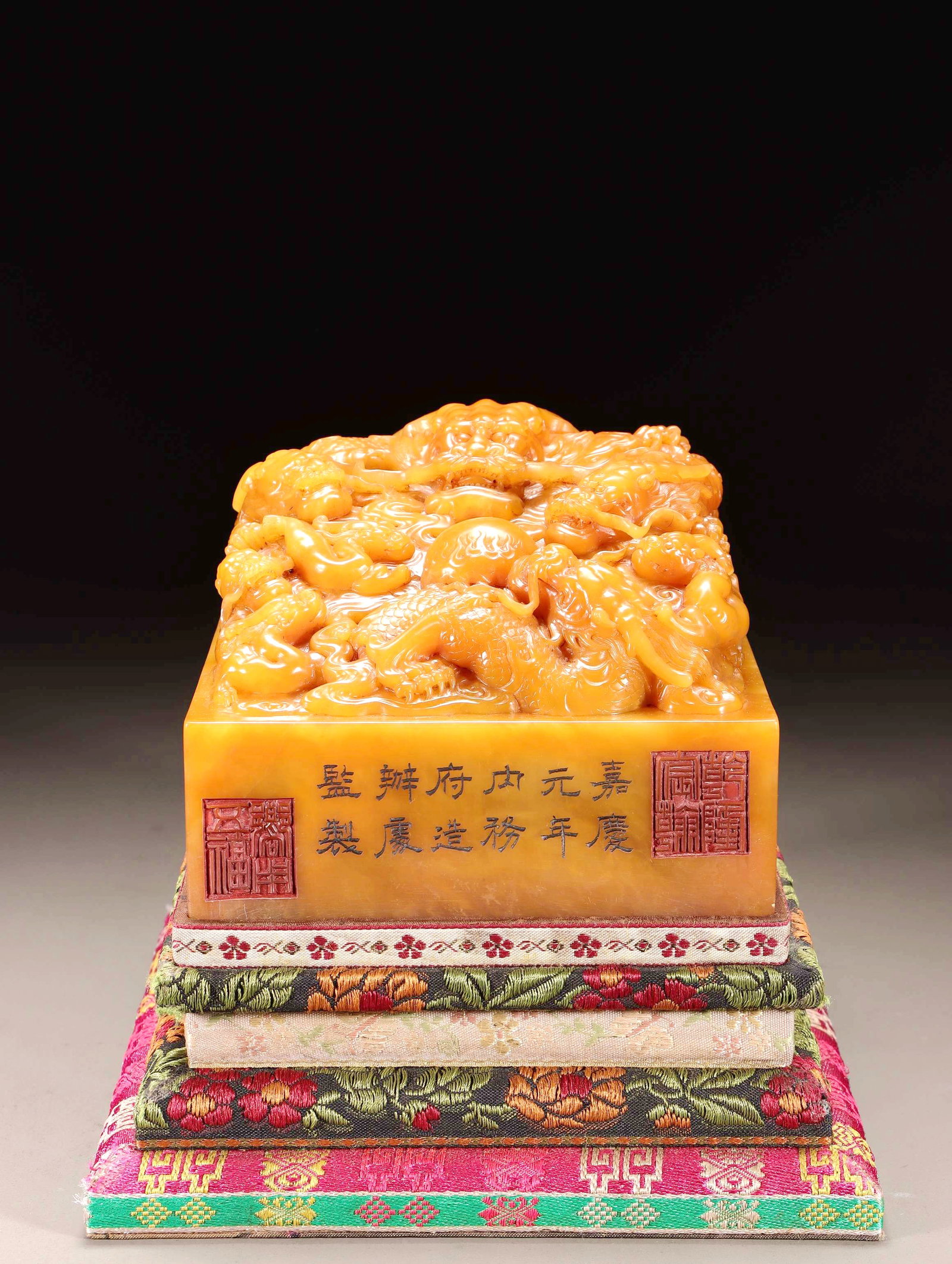 A QING JIAQING SHOUSHAN TIANHUANG STONE CARVED DRAGON PLAYING WITH A PEARL SEAL: A QING JIAQING SHOUSHAN TIANHUANG STONE CARVED DRAGON PLAYING WITH A PEARL SEAL H:10.3CM,L:13.2CM,W:13.2CM