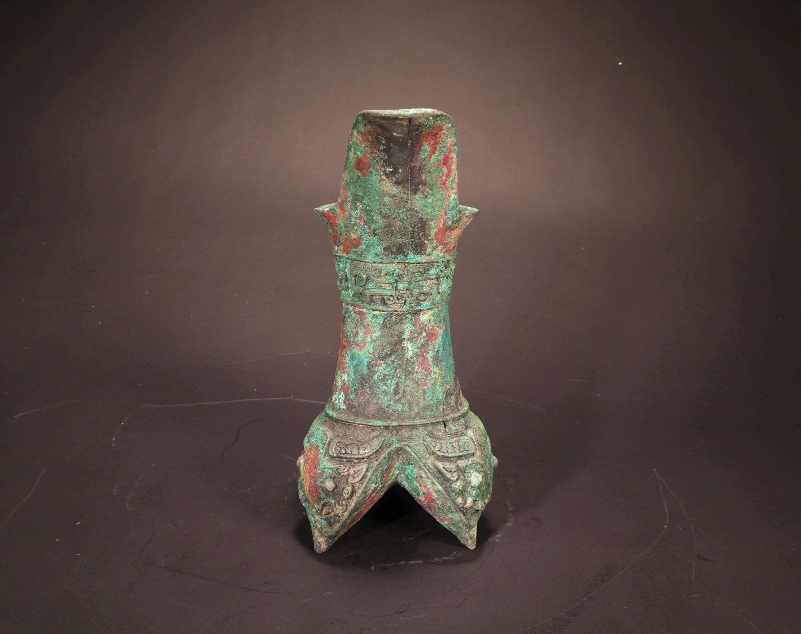 A BRONZE TRIPOD JIA VESSEL - 8