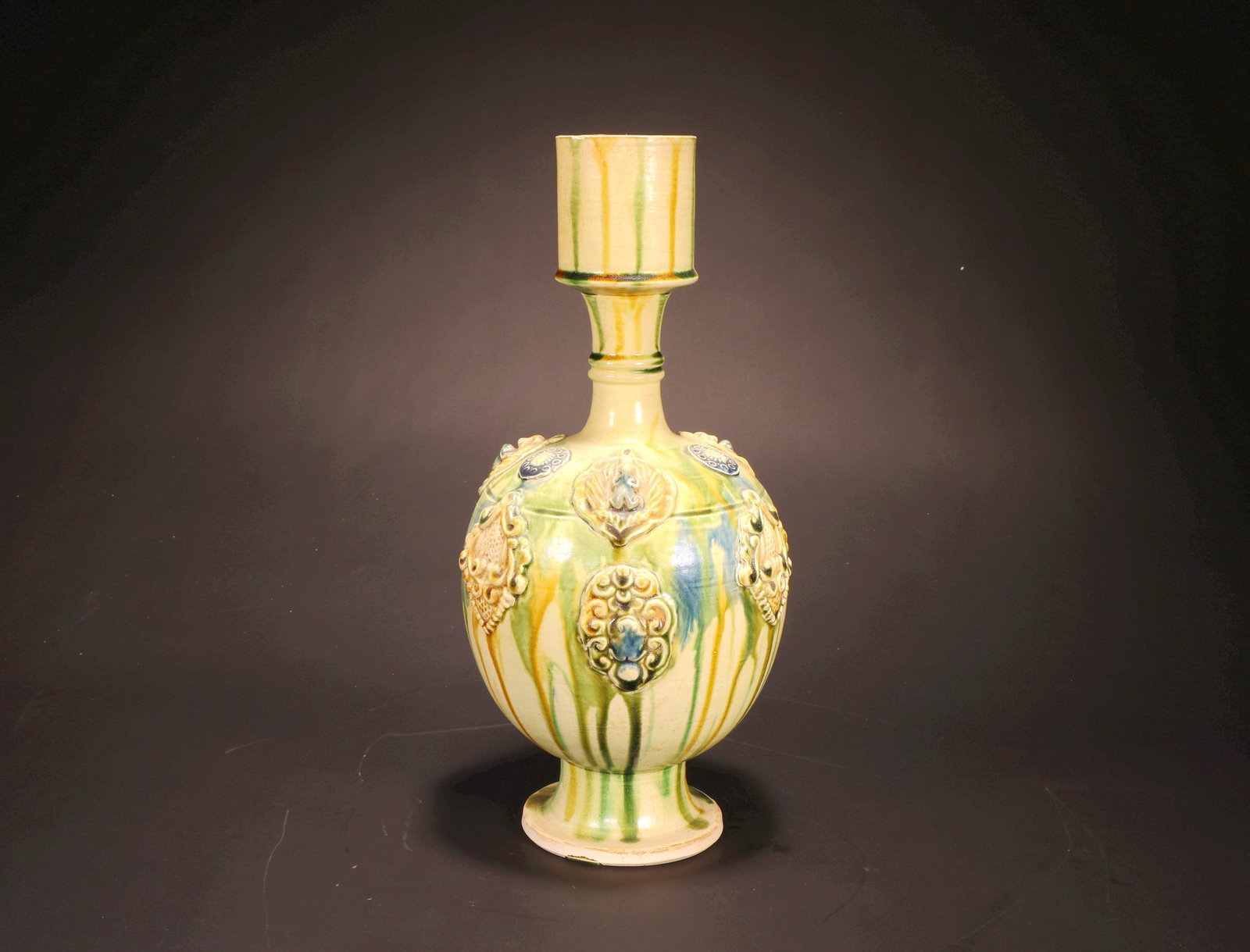 A TANG DYNASTY SANCAI STACKED PATTERN WATER VASE: A TANG DYNASTY SANCAI STACKED PATTERN WATER VASE H:31CM,D:9CM