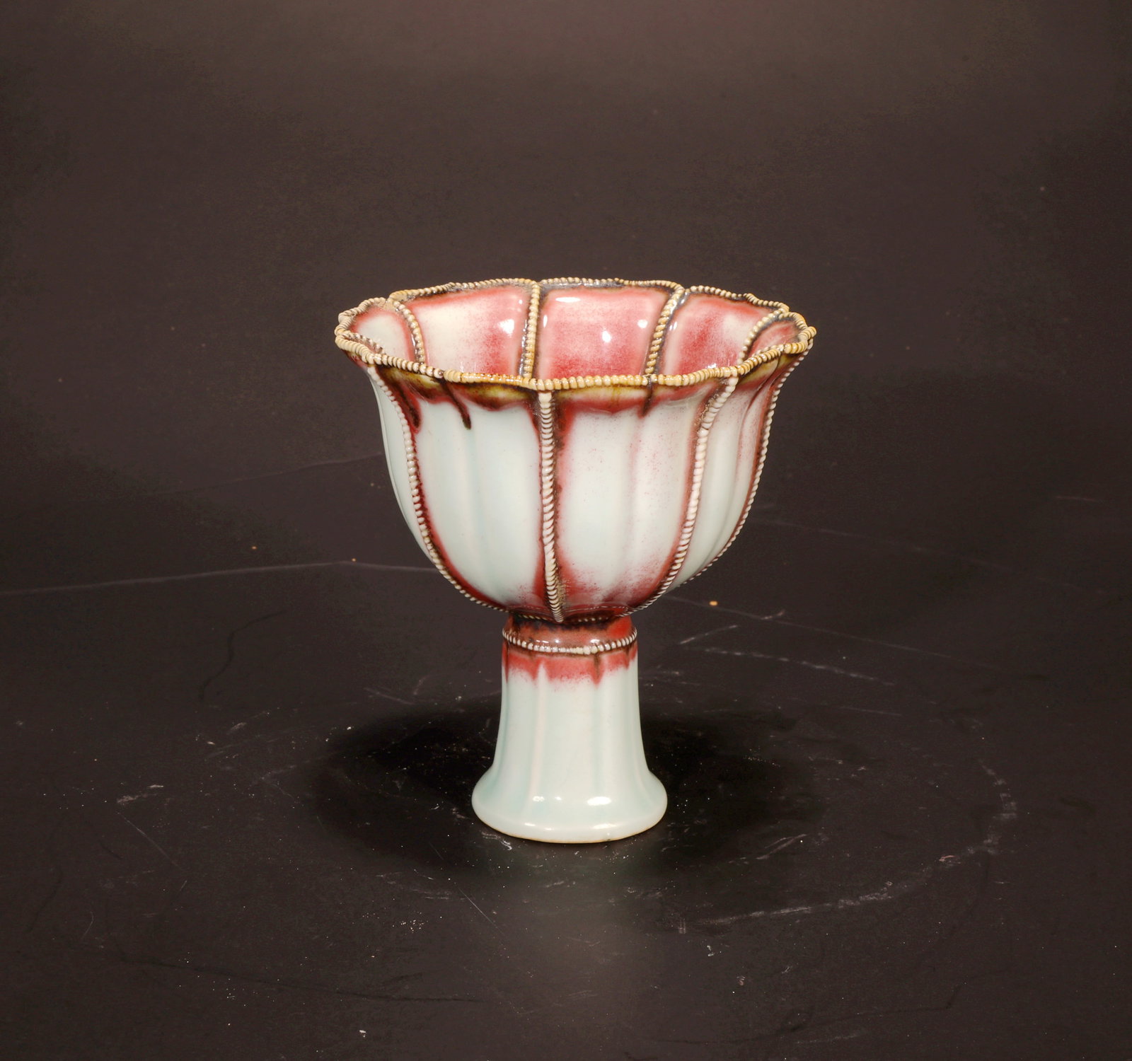 A UNDERGLAZE RED PEARL PATTERN FLOWER-MOUTHED HIGH STEM CUP: A UNDERGLAZE RED PEARL PATTERN FLOWER-MOUTHED HIGH STEM CUP H:10CM,D:9CM