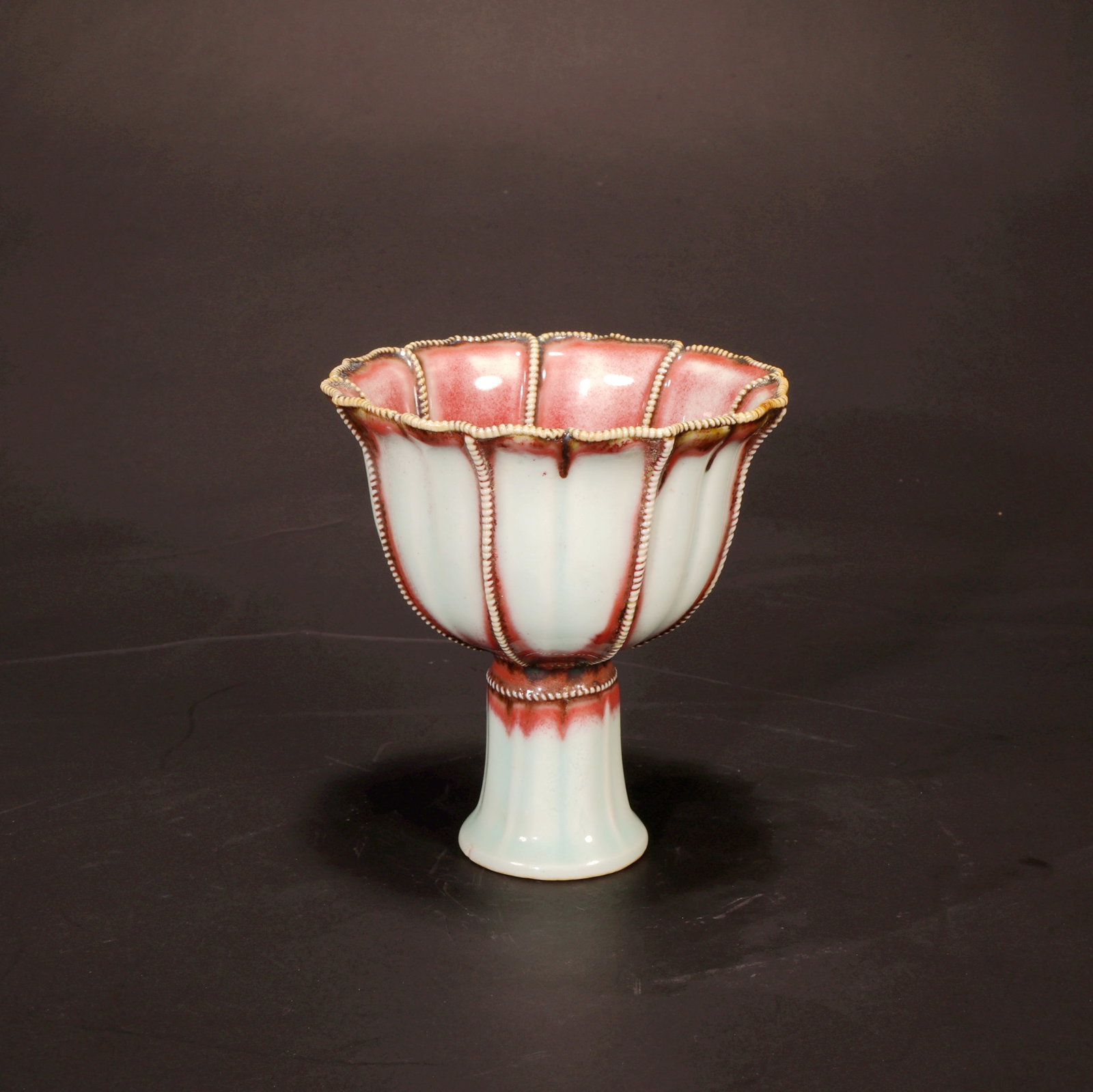 A UNDERGLAZE RED PEARL PATTERN FLOWER-MOUTHED HIGH STEM CUP - 2