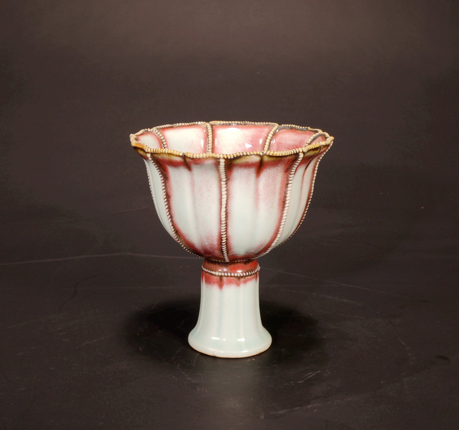 A UNDERGLAZE RED PEARL PATTERN FLOWER-MOUTHED HIGH STEM CUP - 3