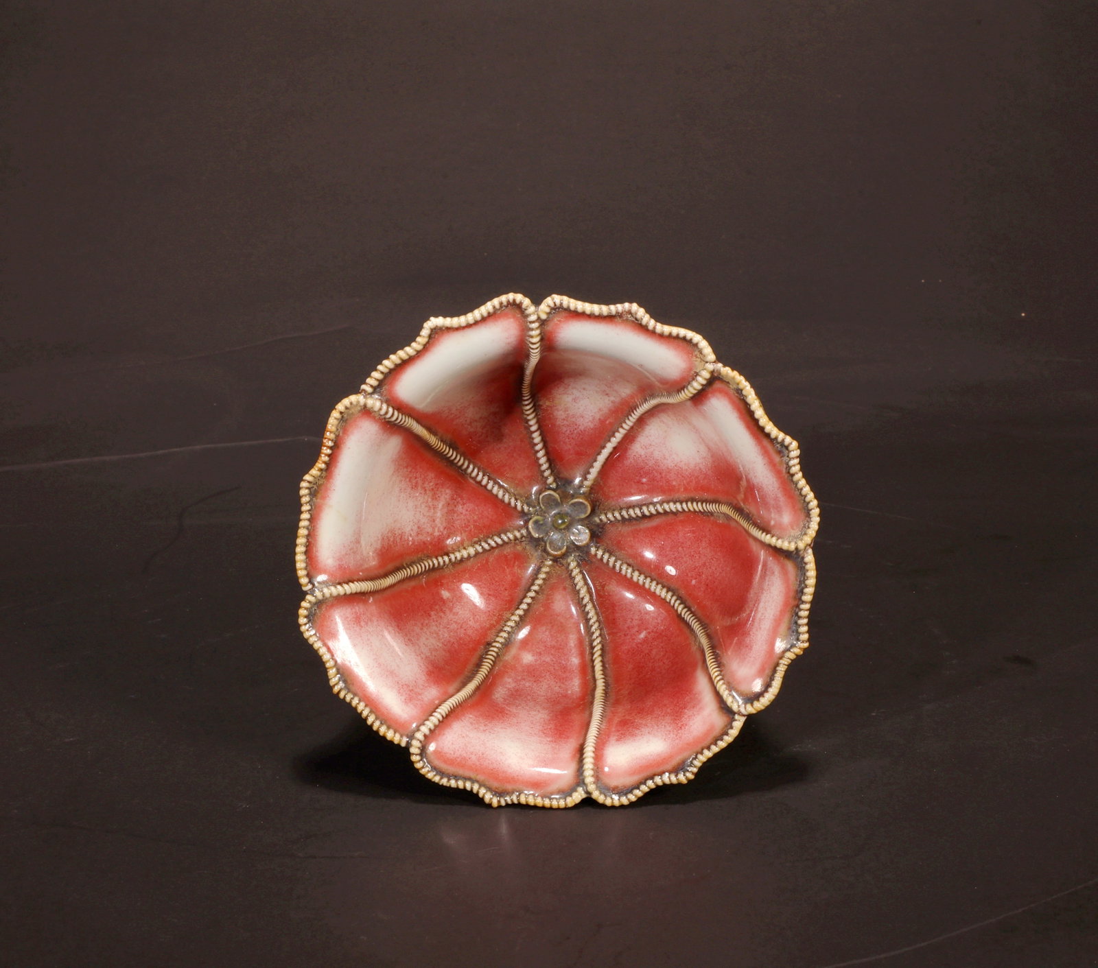 A UNDERGLAZE RED PEARL PATTERN FLOWER-MOUTHED HIGH STEM CUP - 4