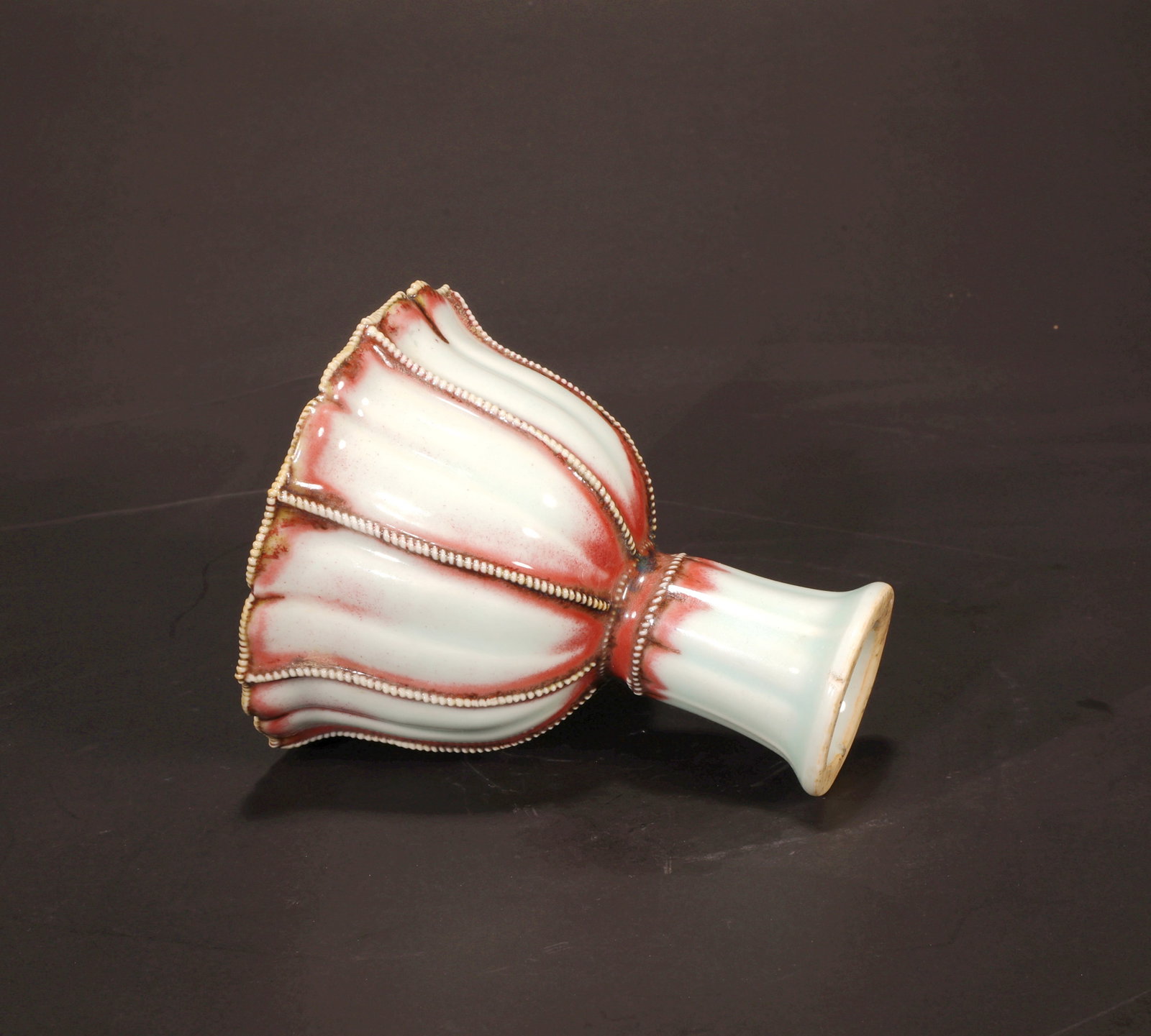 A UNDERGLAZE RED PEARL PATTERN FLOWER-MOUTHED HIGH STEM CUP - 5