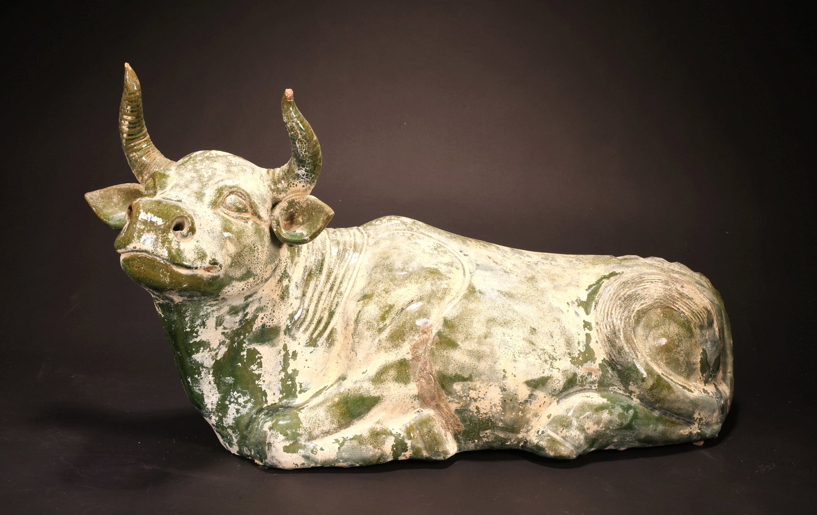 A GREEN GLAZED POTTERY OX: A GREEN GLAZED POTTERY OX H:29CM,L:46CM