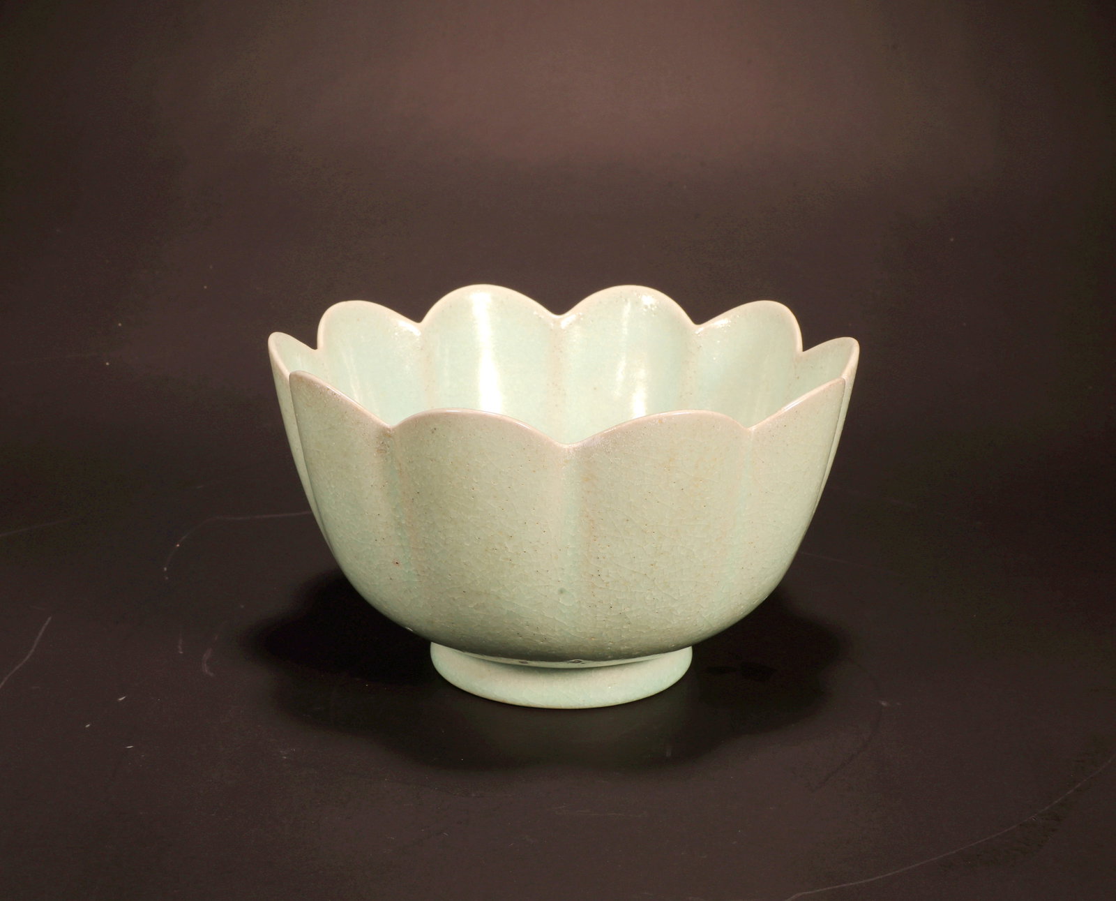 A RU KILN LOTUS WARMING BOWL: A RU KILN LOTUS WARMING BOWL H:10CM,D:17CM