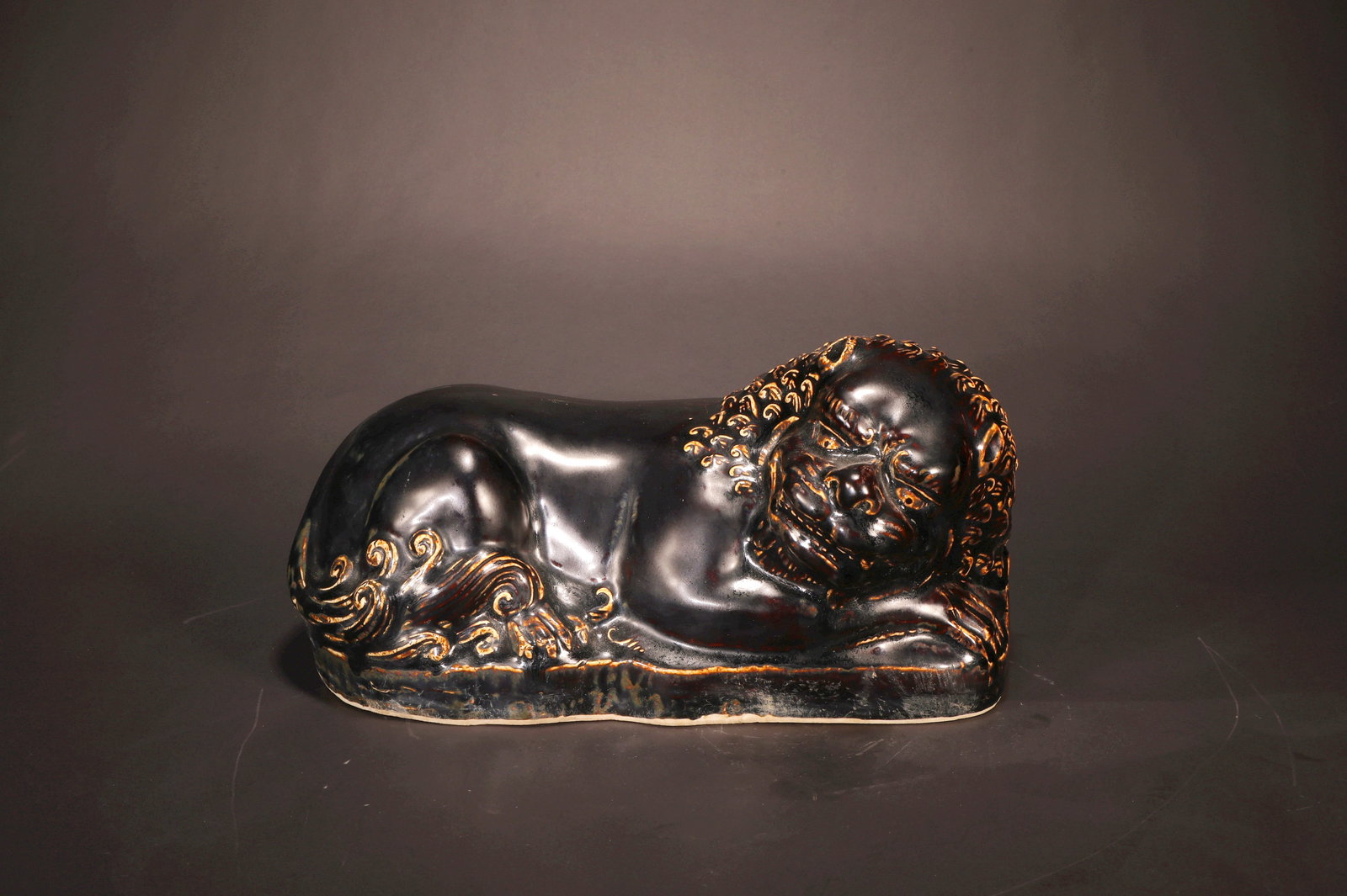 A DING KILN BLACK GLAZED LION PILLOW: A DING KILN BLACK GLAZED LION PILLOW L:26CM,W:12CM,H:13CM