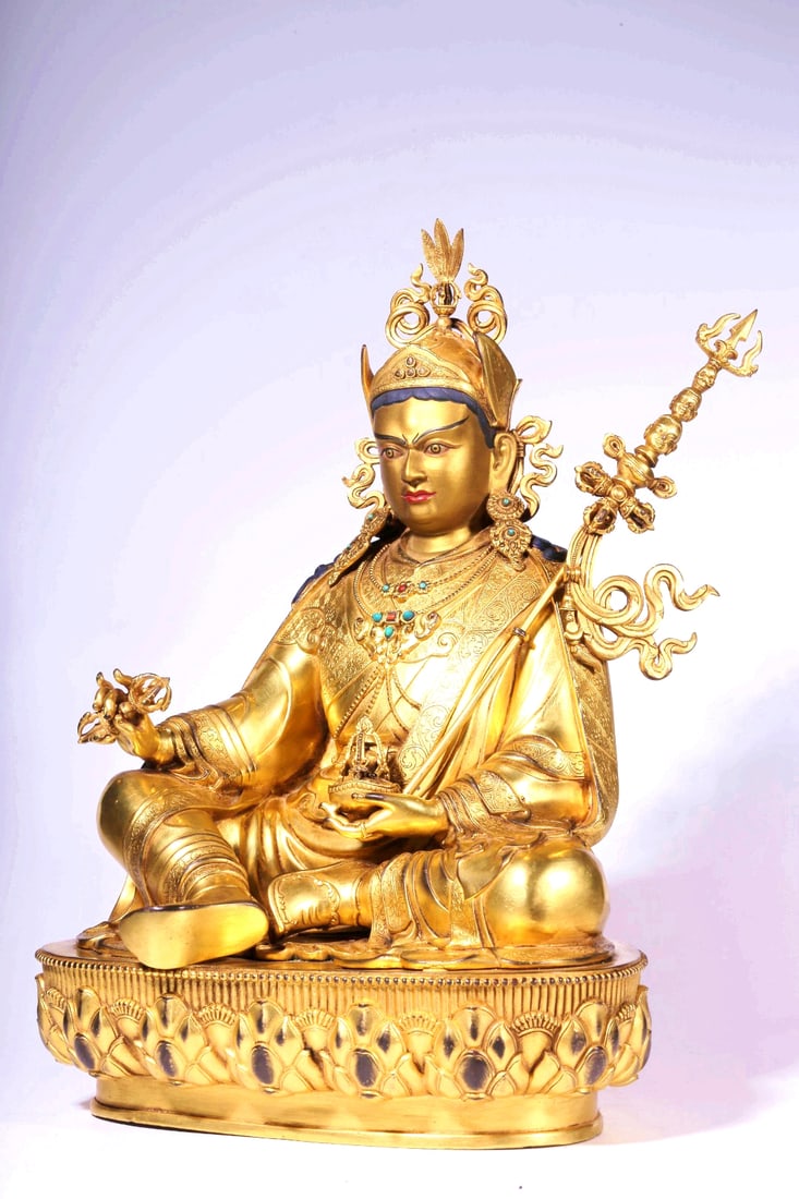 A GILT BRONZE FIGURE OF PADMASAMBHAVA: A GILT BRONZE FIGURE OF PADMASAMBHAVA H:36.5CM,L:26CM,W:21CM,7142G