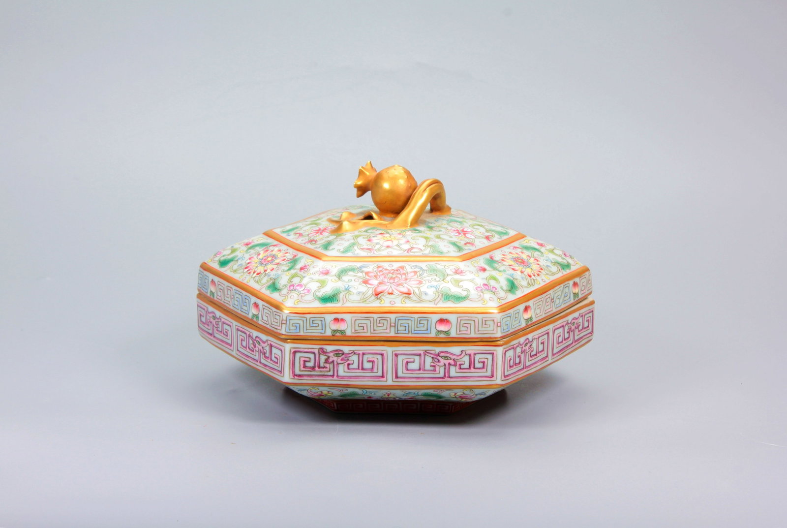 A FAMILLE ROSE INTERTWINED LOTUS SIX-SIDED COVER BOX: A FAMILLE ROSE INTERTWINED LOTUS SIX-SIDED COVER BOX H:9.7CM,L:14.8CM,W:17CM