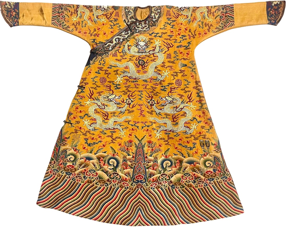 A GOLDEN THREAD FIVE-CLAWED DRAGON ROBE: A GOLDEN THREAD FIVE-CLAWED DRAGON ROBE L:135CM,W:180CM