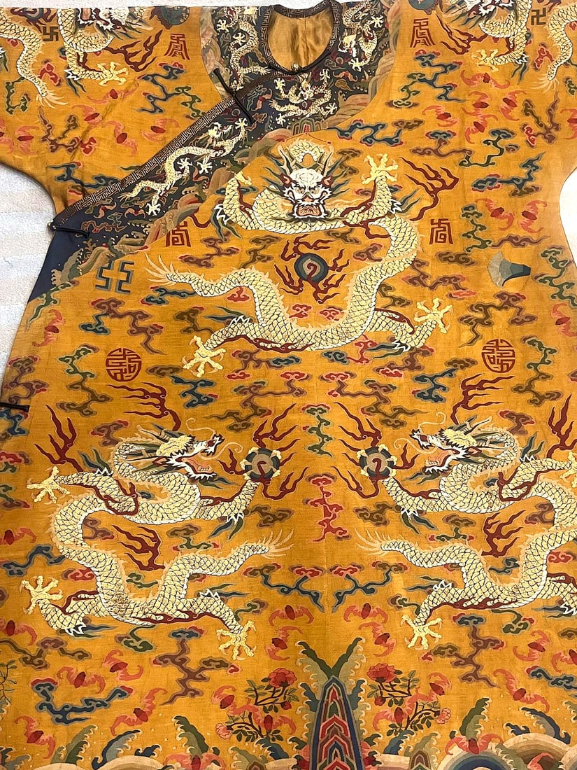A GOLDEN THREAD FIVE-CLAWED DRAGON ROBE - 2