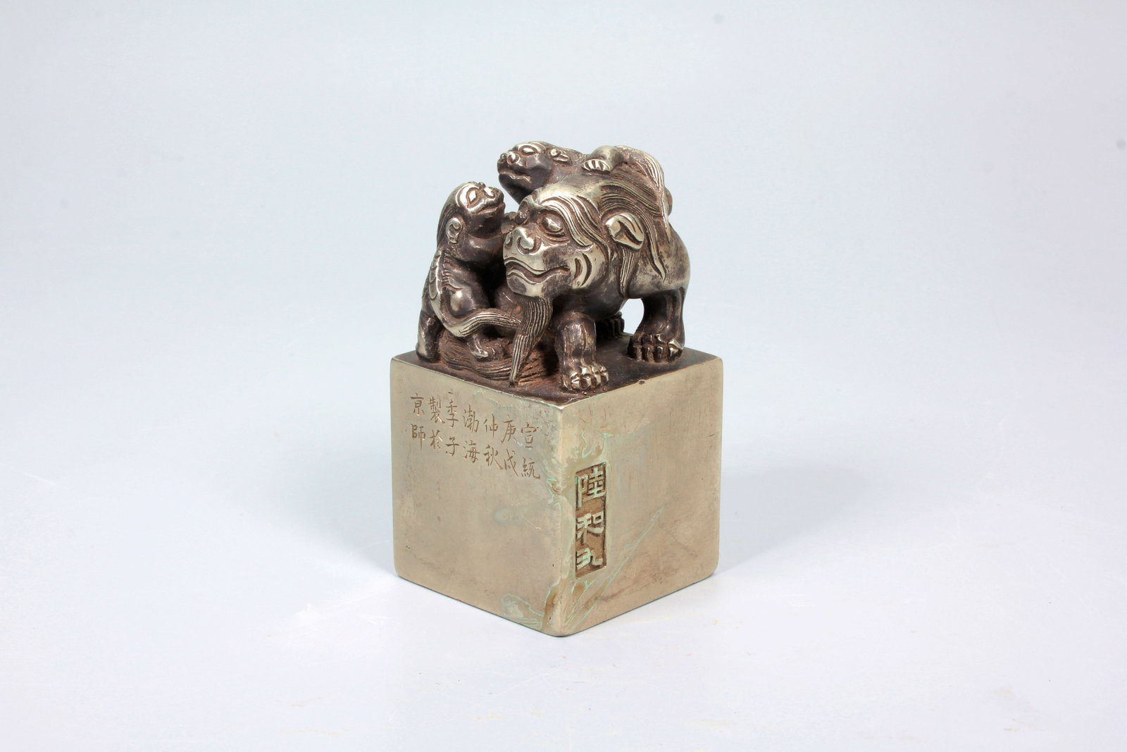 A BRONZE LARGER AND SMALLER LION KNOB SEAL: A BRONZE LARGER AND SMALLER LION KNOB SEAL H:7.8CM,4.1*4.1CM,843G
