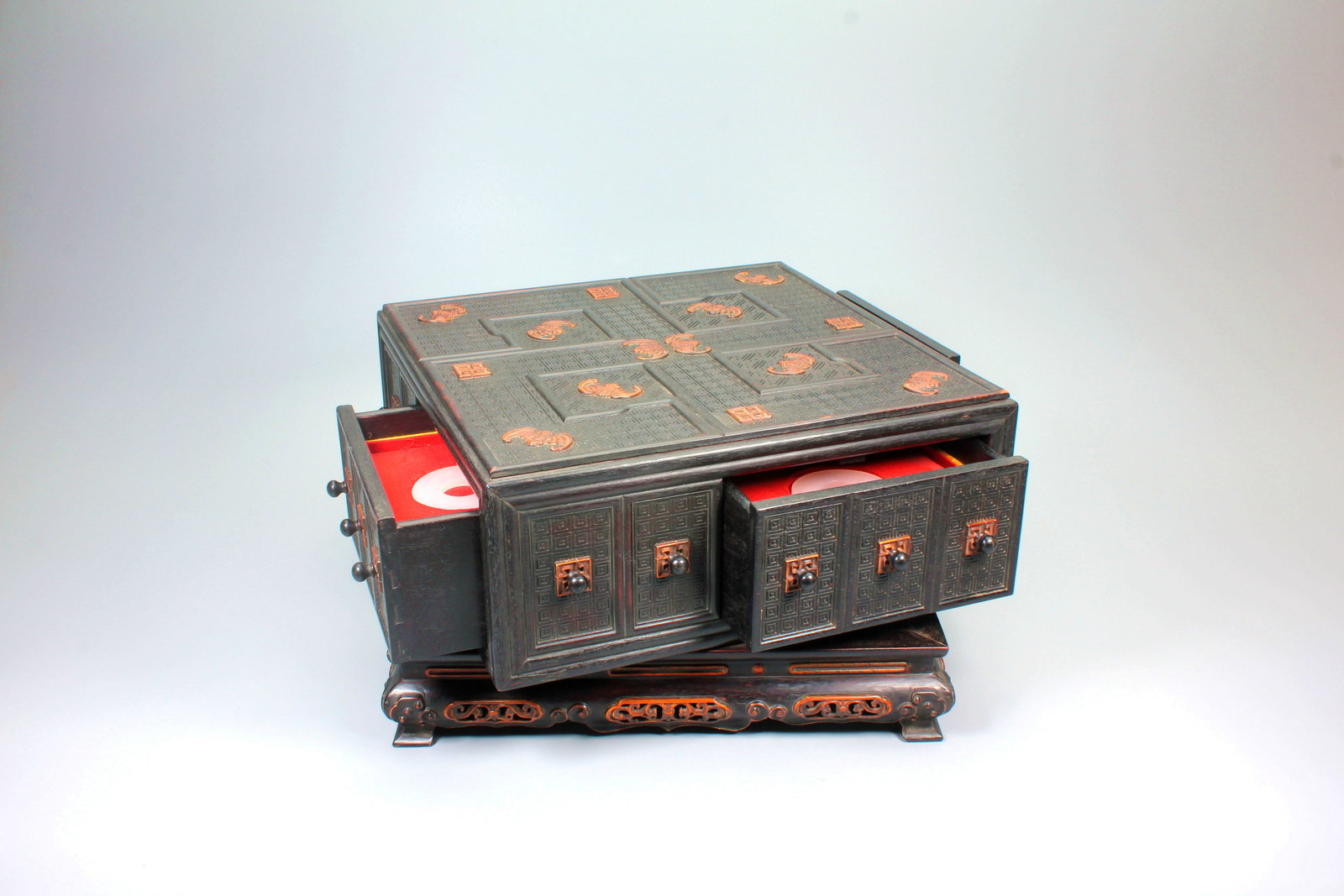 A QIANLONG MARK FOUR JADE DISCS WITH HONGMU INLAID BOXWOOD TEN THOUSAND AUSPICIOUSNESS ROTATING BOX: A QIANLONG MARK FOUR JADE DISCS WITH HONGMU INLAID BOXWOOD TEN THOUSAND AUSPICIOUSNESS ROTATING BOX 1.D:5.1CM*4;2.H:17CM,29.5*29.5CM