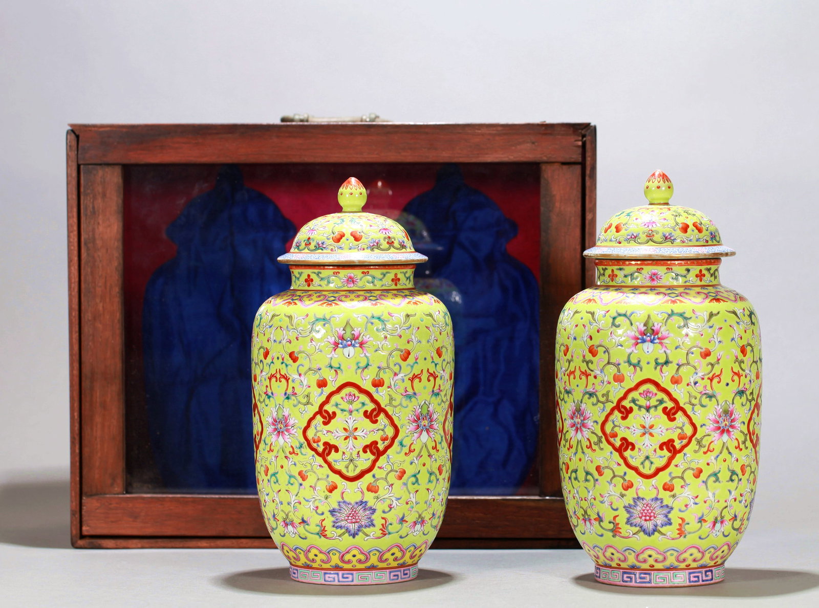 A PAIR OF GREEN GROUND FAMILLE ROSE FLORAL COVERED JAR: A PAIR OF GREEN GROUND FAMILLE ROSE FLORAL COVERED JAR H:24CM