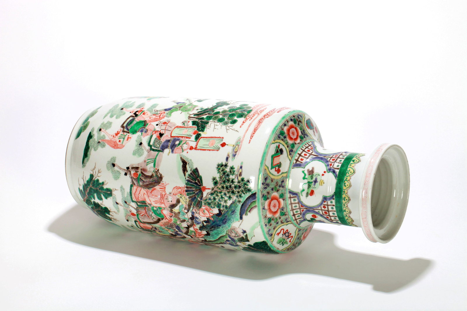 A WUCAI FIGURE RIBBED VASE - 14
