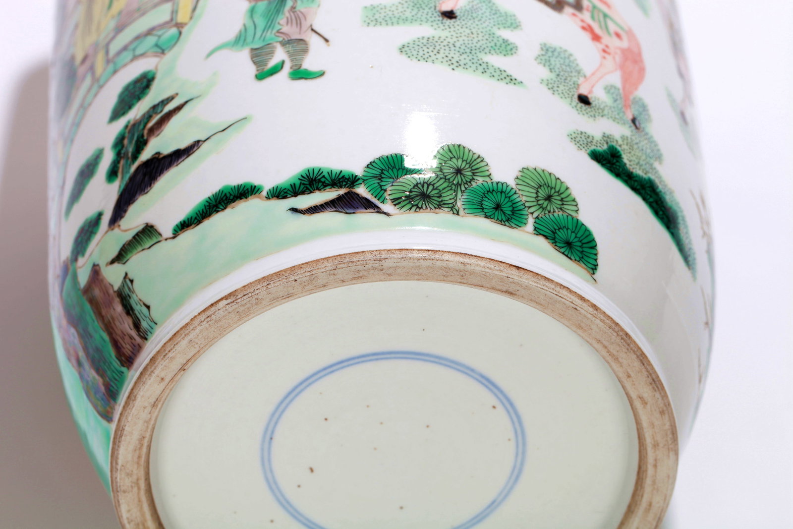 A WUCAI FIGURE RIBBED VASE - 16