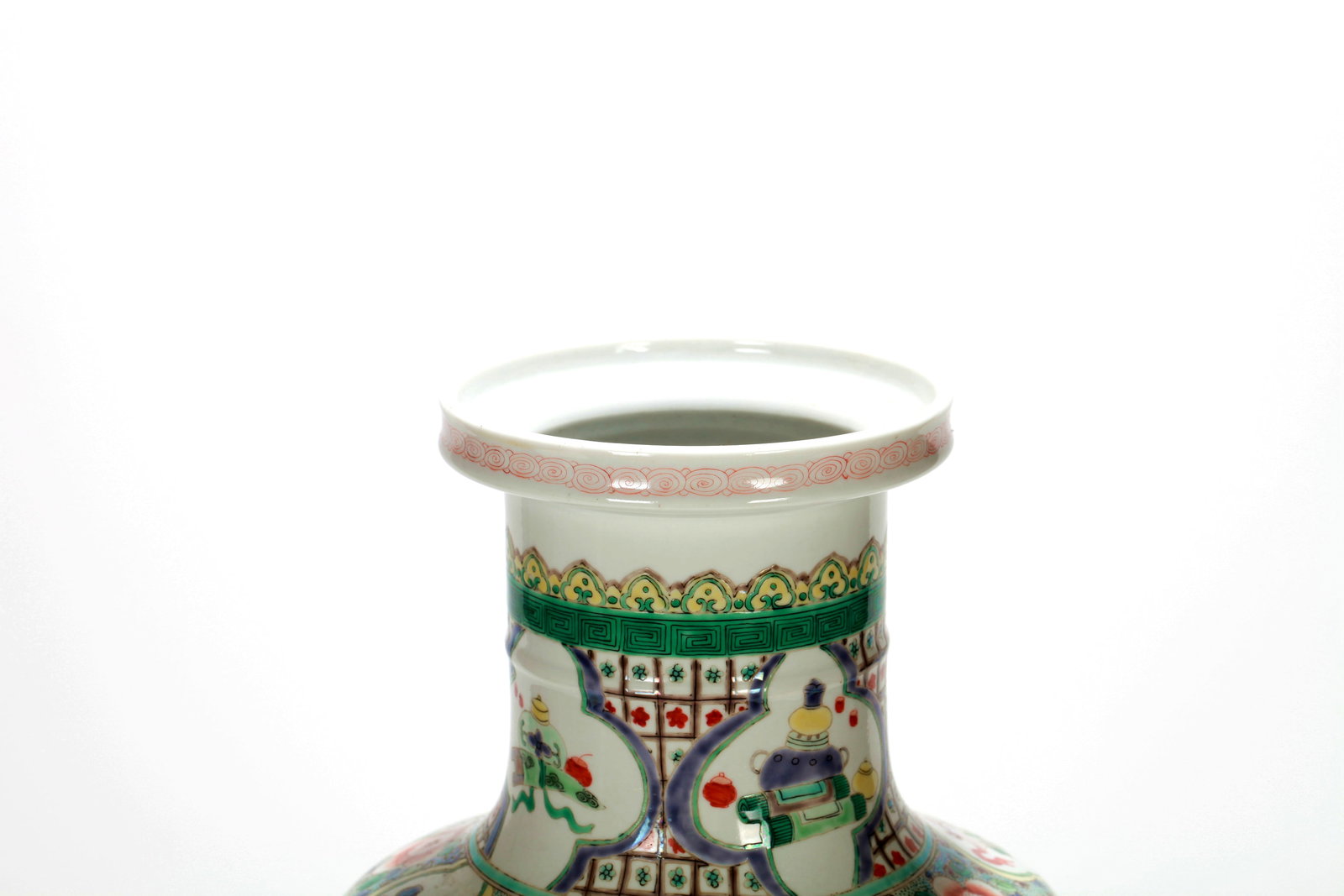 A WUCAI FIGURE RIBBED VASE - 4