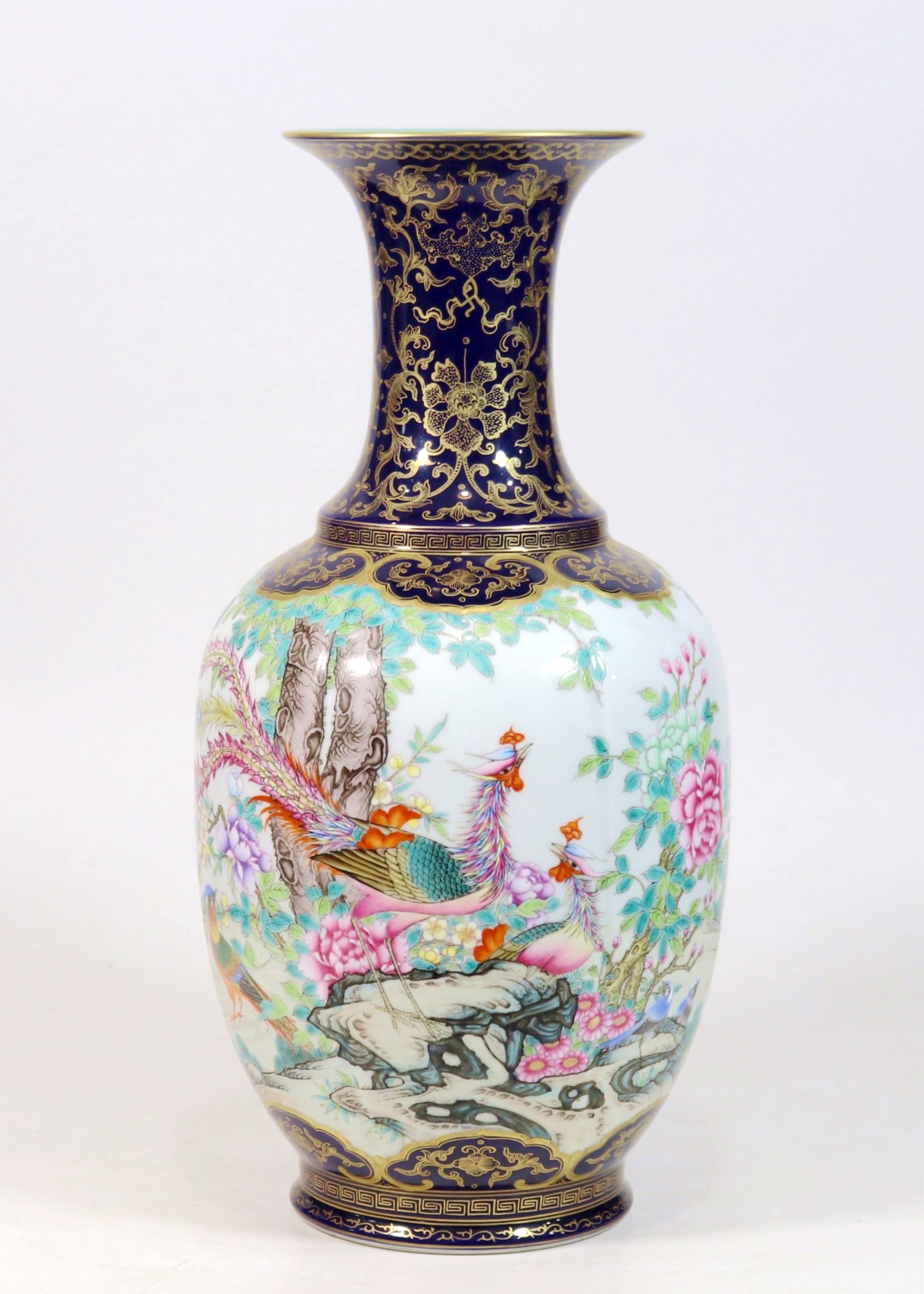 A FAMILLE ROSE ENAMELLED LANDSCAPE POEM GOLD-DECORATED MELON-RIBBED VASE: A FAMILLE ROSE ENAMELLED LANDSCAPE POEM GOLD-DECORATED MELON-RIBBED VASE H:43CM,D:19CM