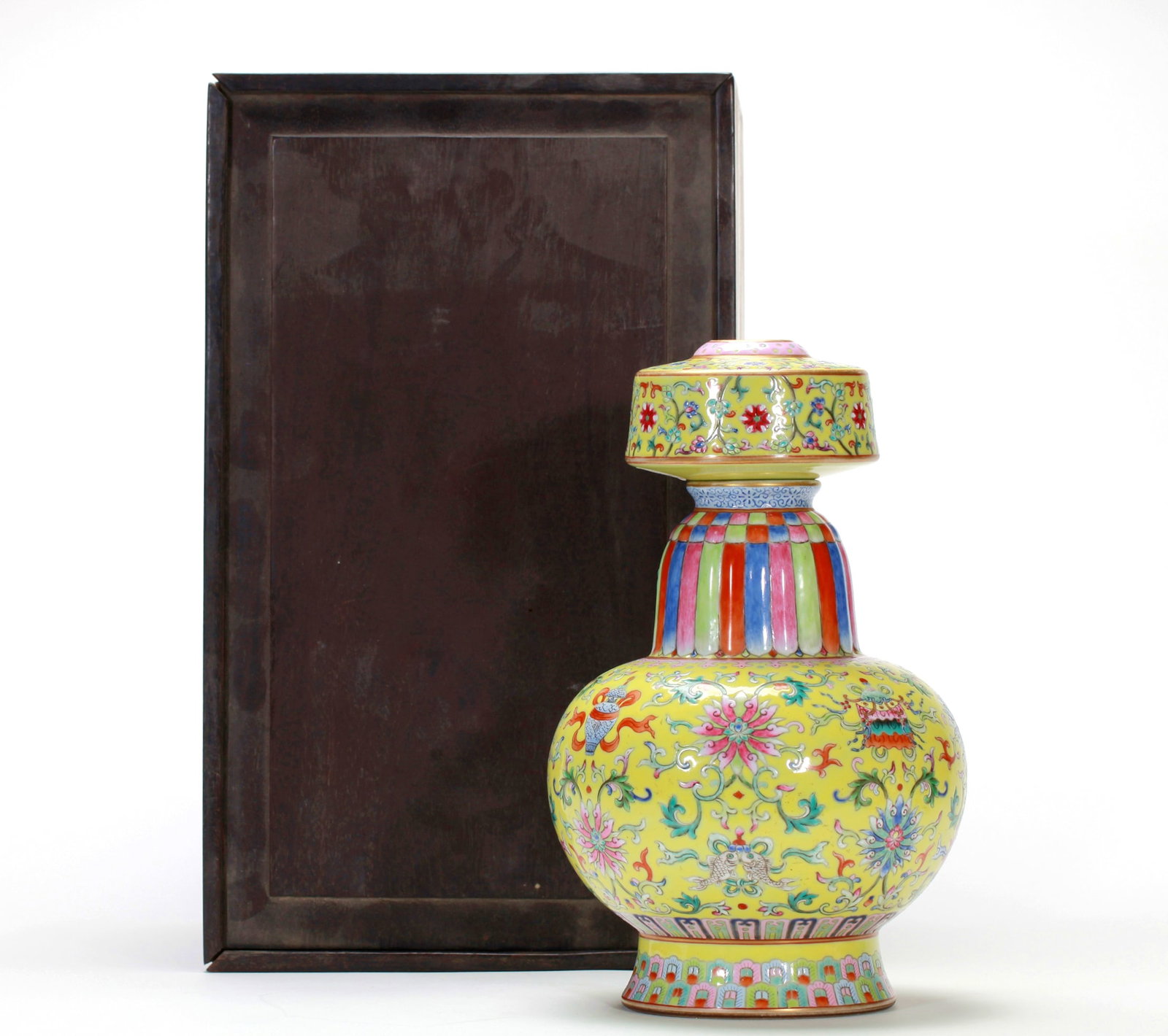 A YELLOW GROUND FAMILLE ROSE INTERLOCKING FLORAL BUMBA VASE: A YELLOW GROUND FAMILLE ROSE INTERLOCKING FLORAL BUMBA VASE H:26CM