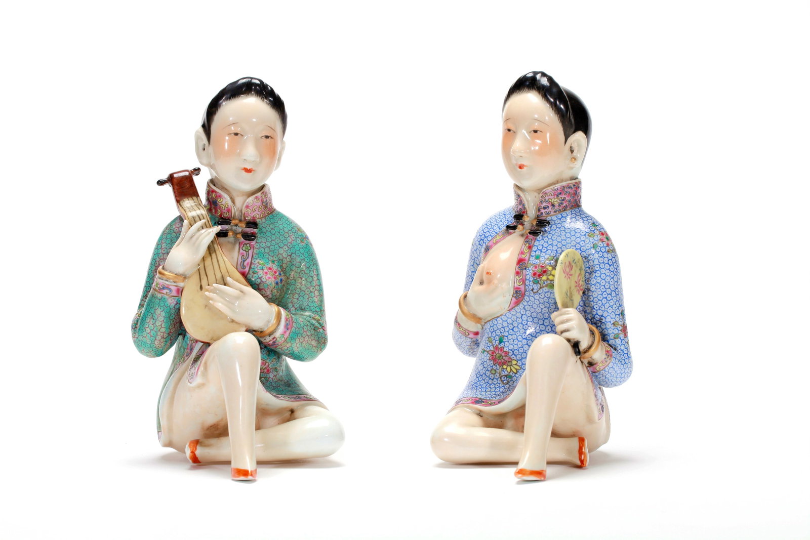 A PAIR OF FAMILLE ROSE LADY FIGURE ORNAMENT: A PAIR OF FAMILLE ROSE LADY FIGURE ORNAMENT H:18.5CM