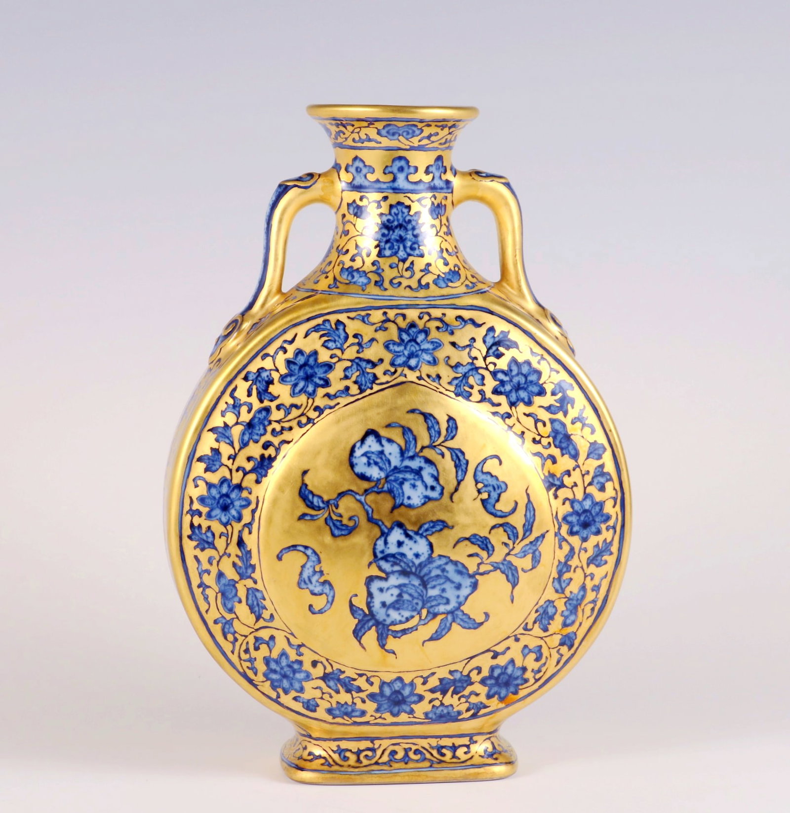 A GOLD GROUND BLUE AND WHITE DOUBLE FORTUNE AND LONGEVITY RINSE BASIN: A GOLD GROUND BLUE AND WHITE DOUBLE FORTUNE AND LONGEVITY RINSE BASIN H:25.5CM,D:17.5CM
