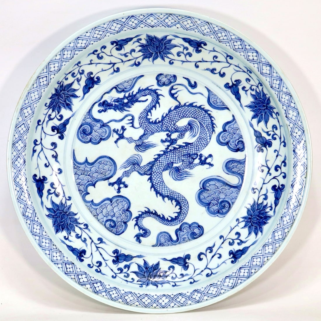 A YUAN DYNASTY BLUE AND WHITE DRAGON LARGE CHARGER: A YUAN DYNASTY BLUE AND WHITE DRAGON LARGE CHARGER D:45.8CM
